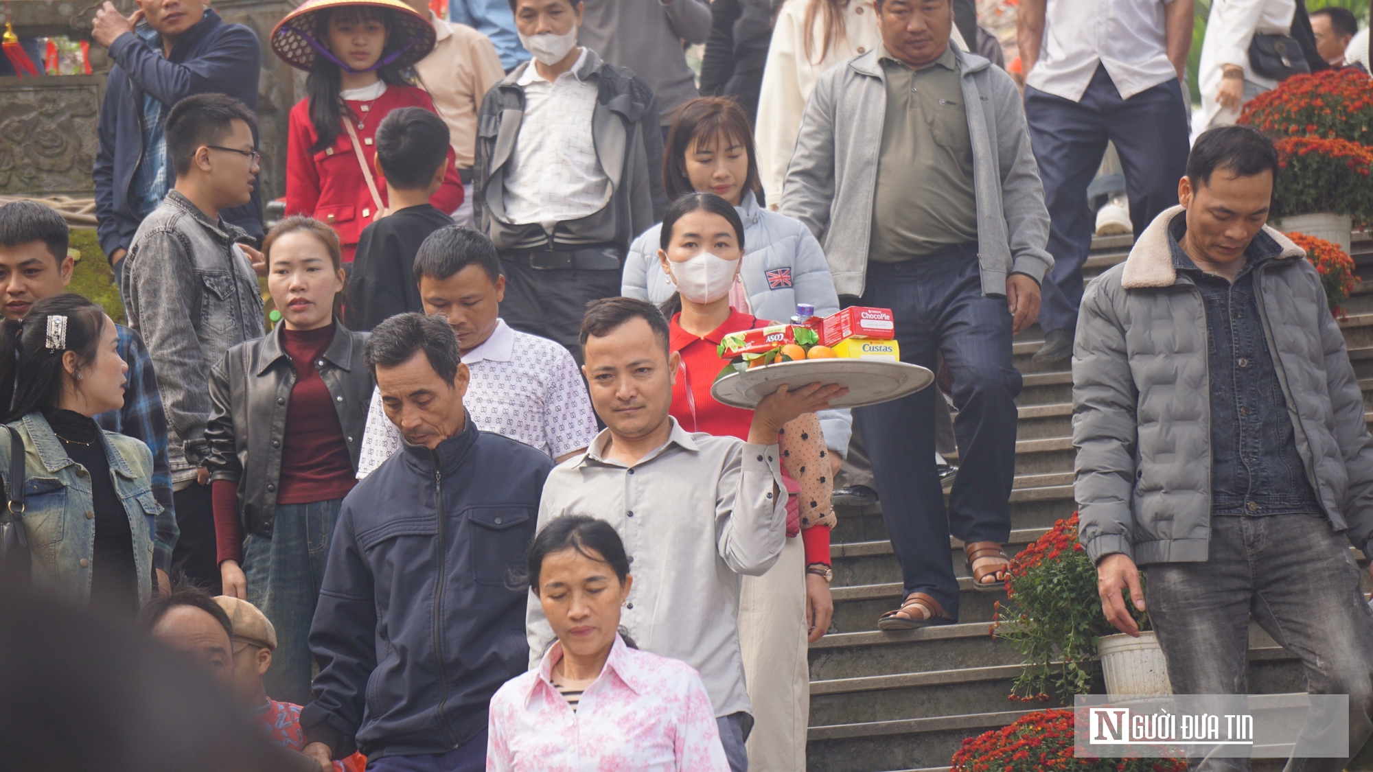 H&agrave;ng vạn du kh&aacute;ch trẩy hội ken đặc lối v&agrave;o Đền Cửa Đặt   - Ảnh 10.