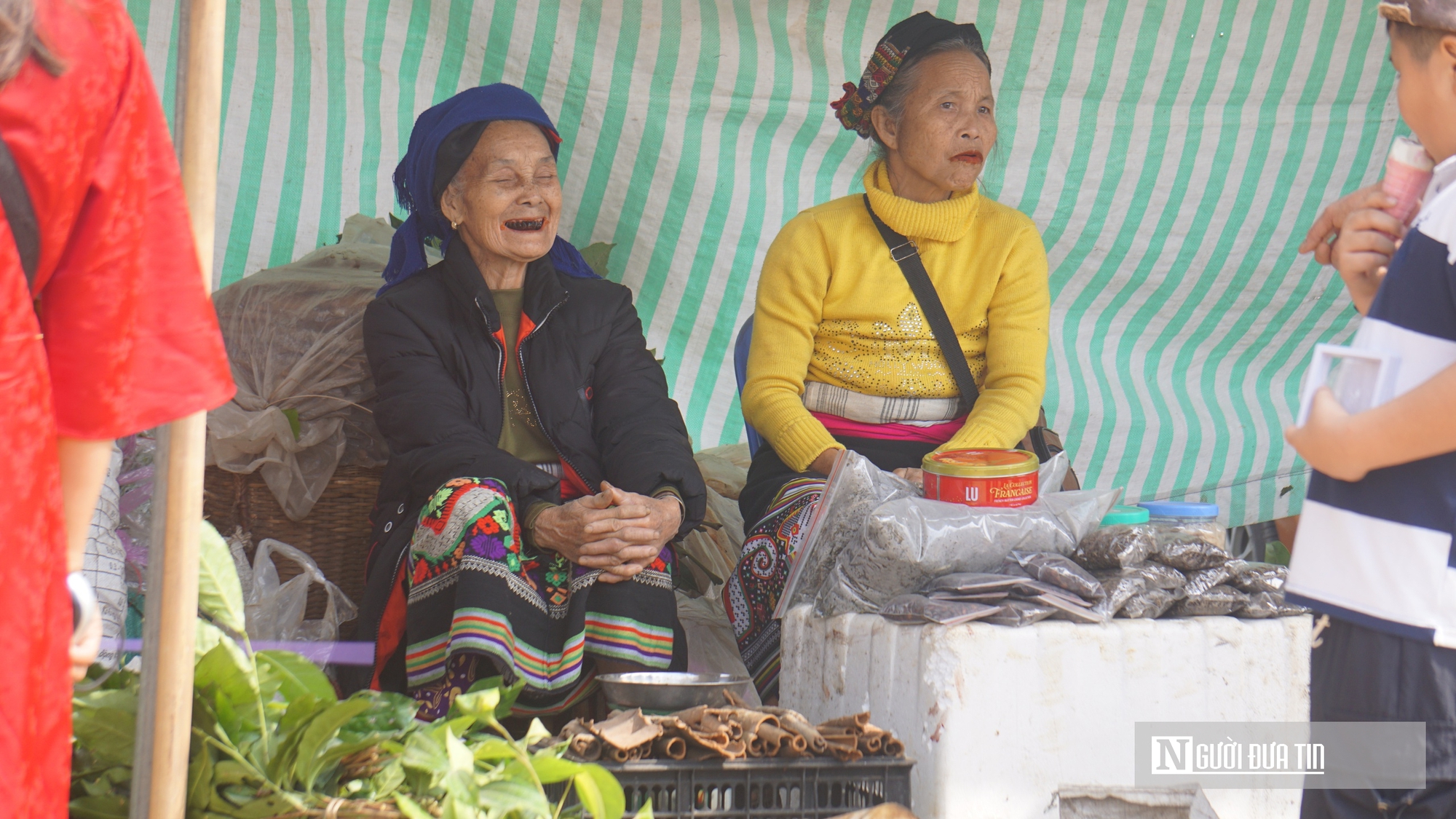 H&agrave;ng vạn du kh&aacute;ch trẩy hội ken đặc lối v&agrave;o Đền Cửa Đặt   - Ảnh 12.