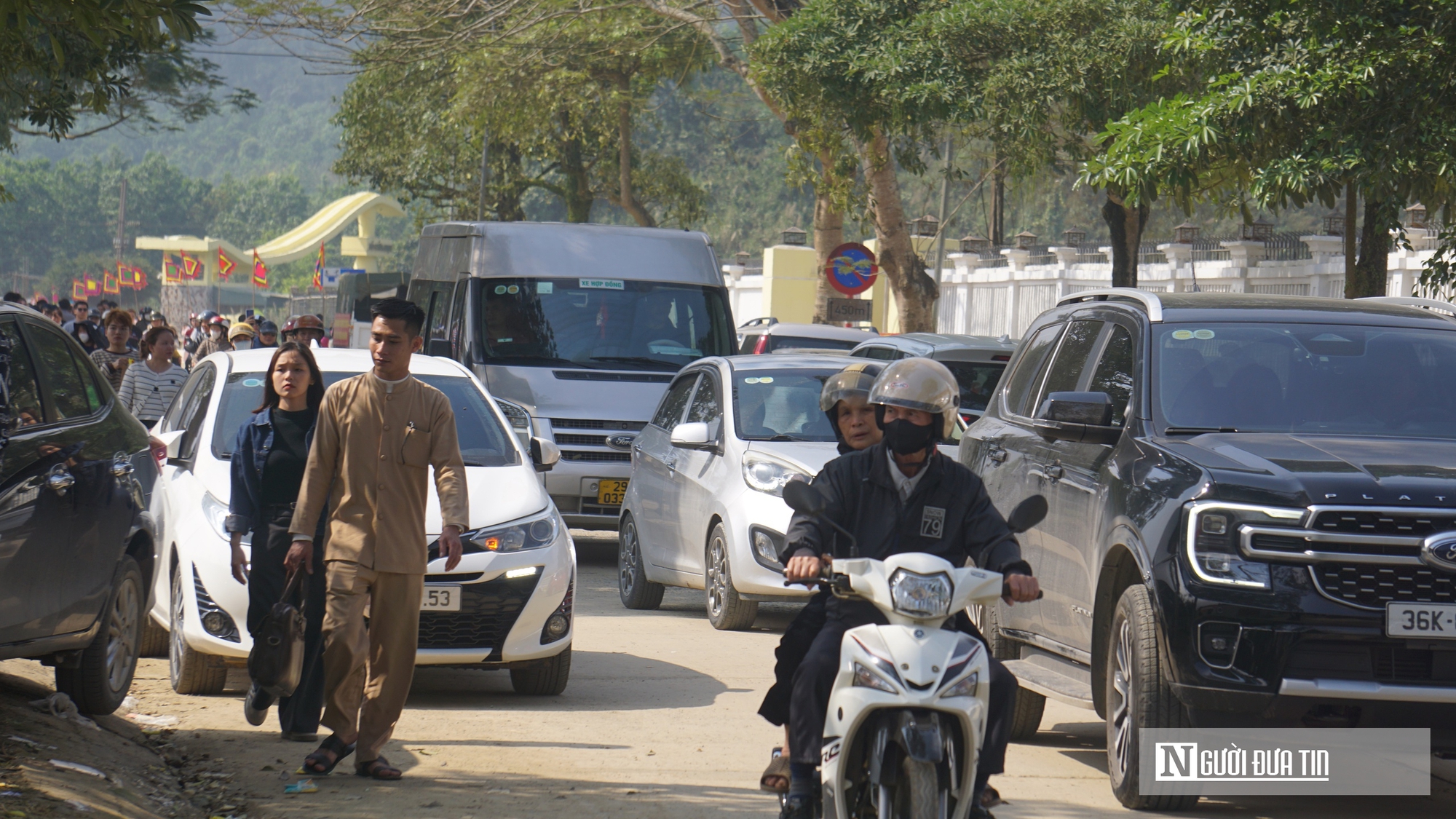 H&agrave;ng vạn du kh&aacute;ch trẩy hội ken đặc lối v&agrave;o Đền Cửa Đặt   - Ảnh 13.