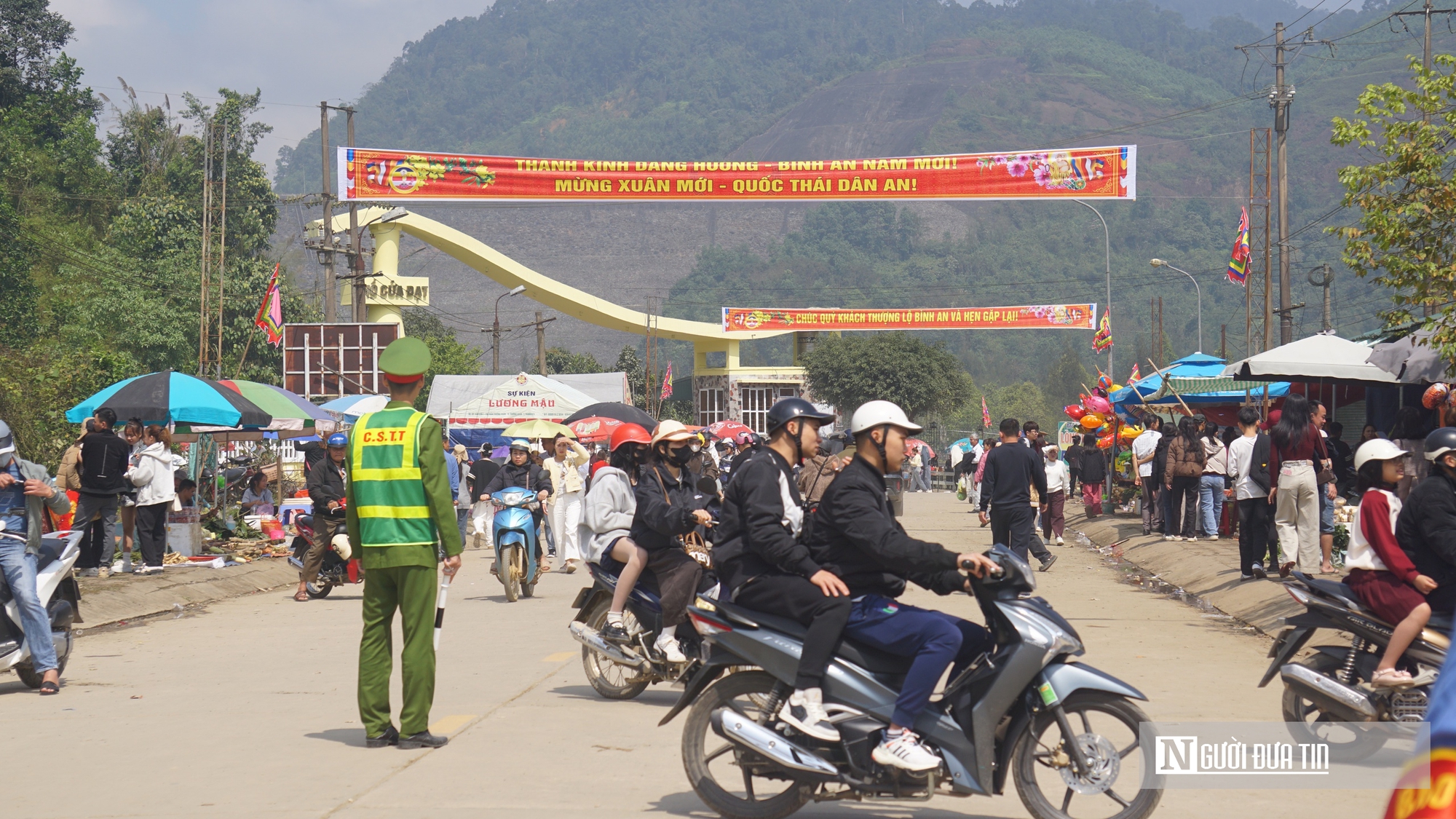 H&agrave;ng vạn du kh&aacute;ch trẩy hội ken đặc lối v&agrave;o Đền Cửa Đặt   - Ảnh 14.