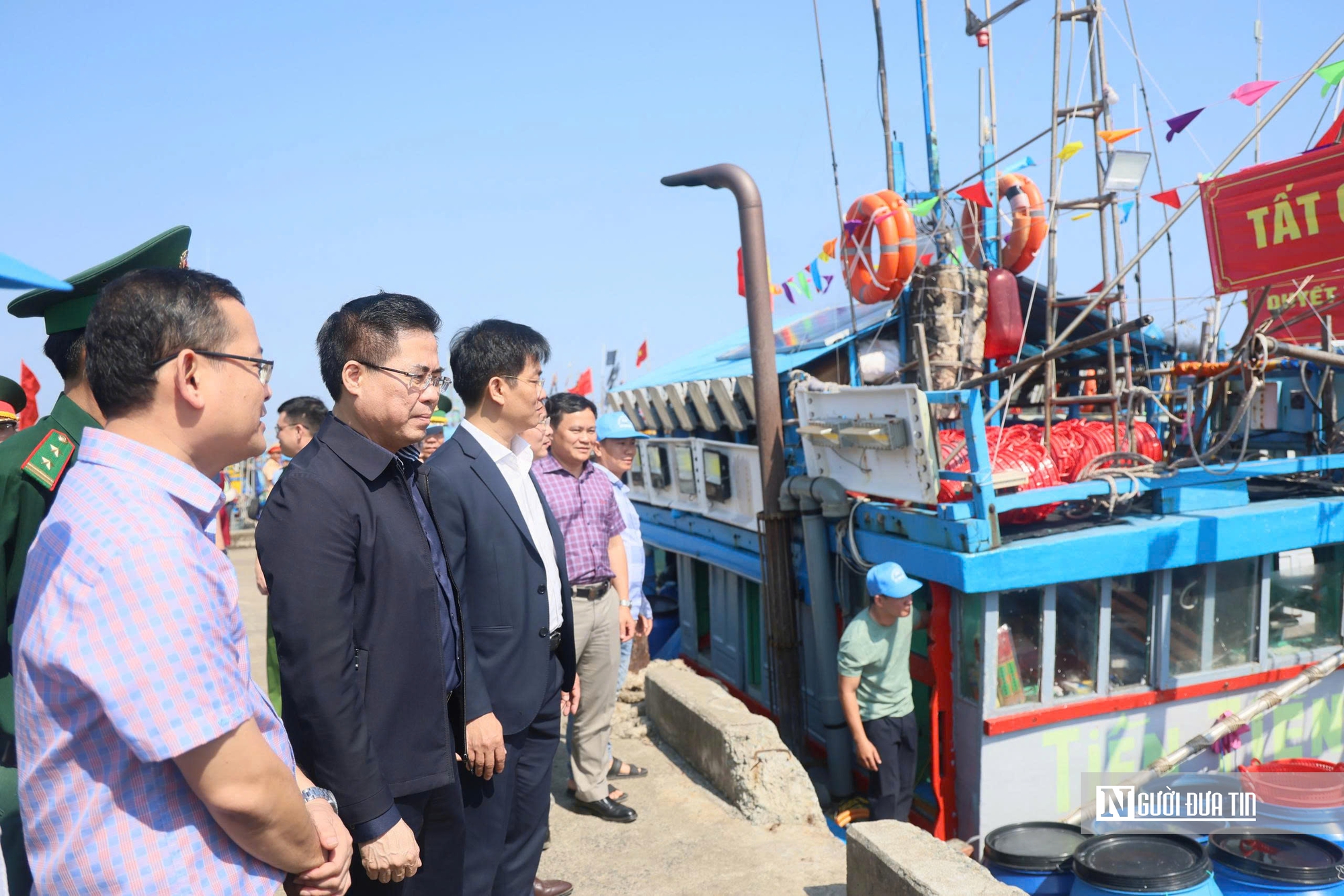 Quảng Ng&atilde;i: T&agrave;u thuyền rực sắc cờ đỏ, rẽ s&oacute;ng mở biển đầu Xu&acirc;n- Ảnh 1.