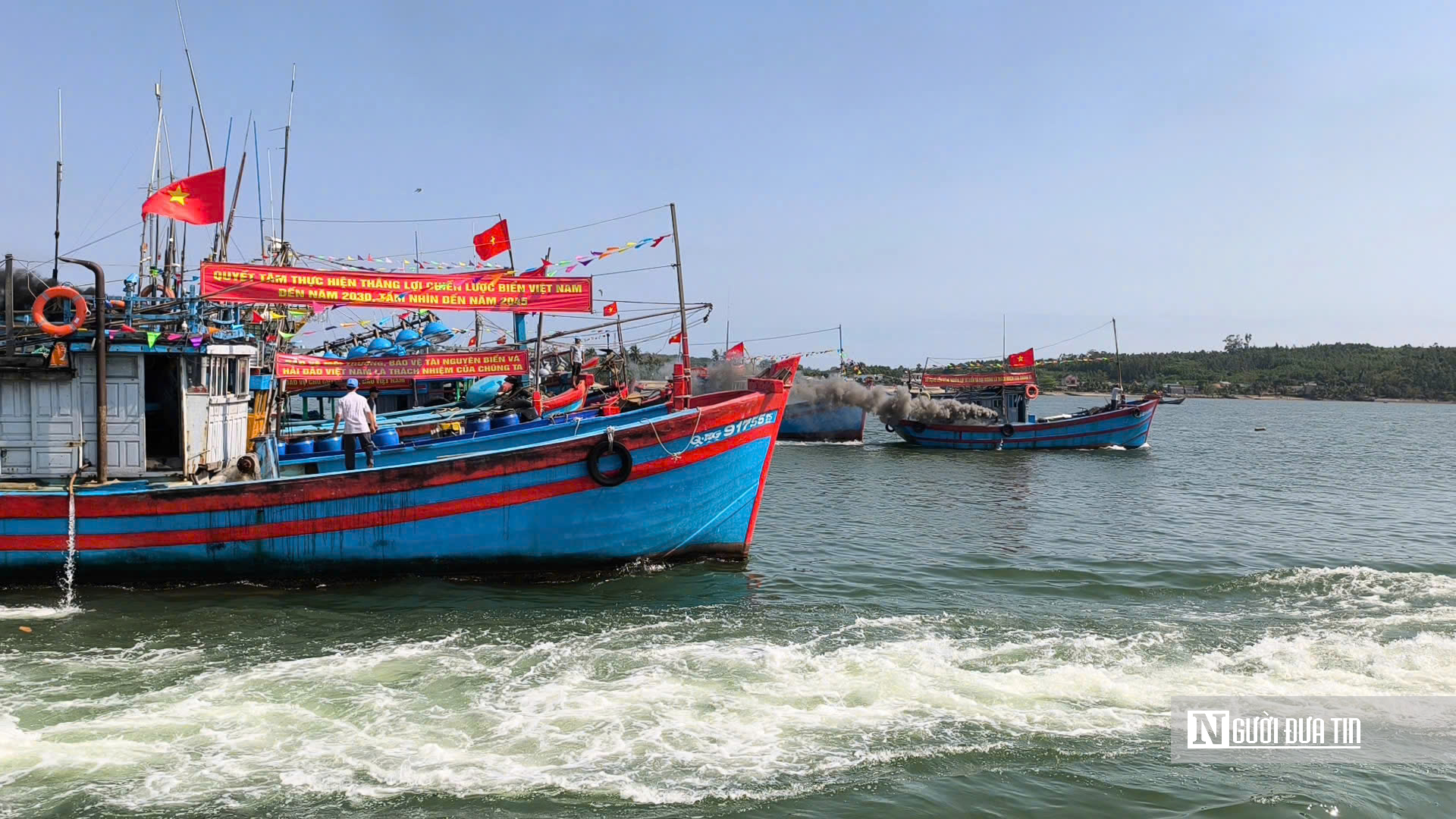 Quảng Ng&atilde;i: T&agrave;u thuyền rực sắc cờ đỏ, rẽ s&oacute;ng mở biển đầu Xu&acirc;n- Ảnh 2.