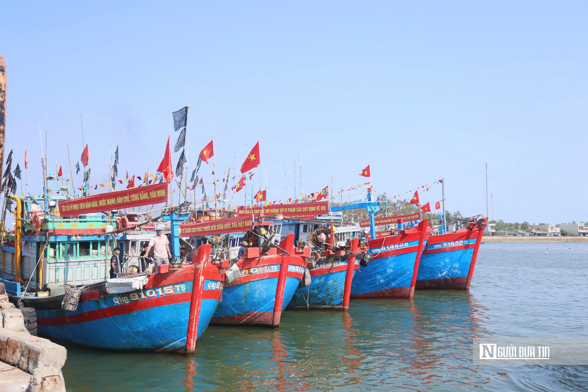 Quảng Ng&atilde;i: T&agrave;u thuyền rực sắc cờ đỏ, rẽ s&oacute;ng mở biển đầu Xu&acirc;n- Ảnh 3.