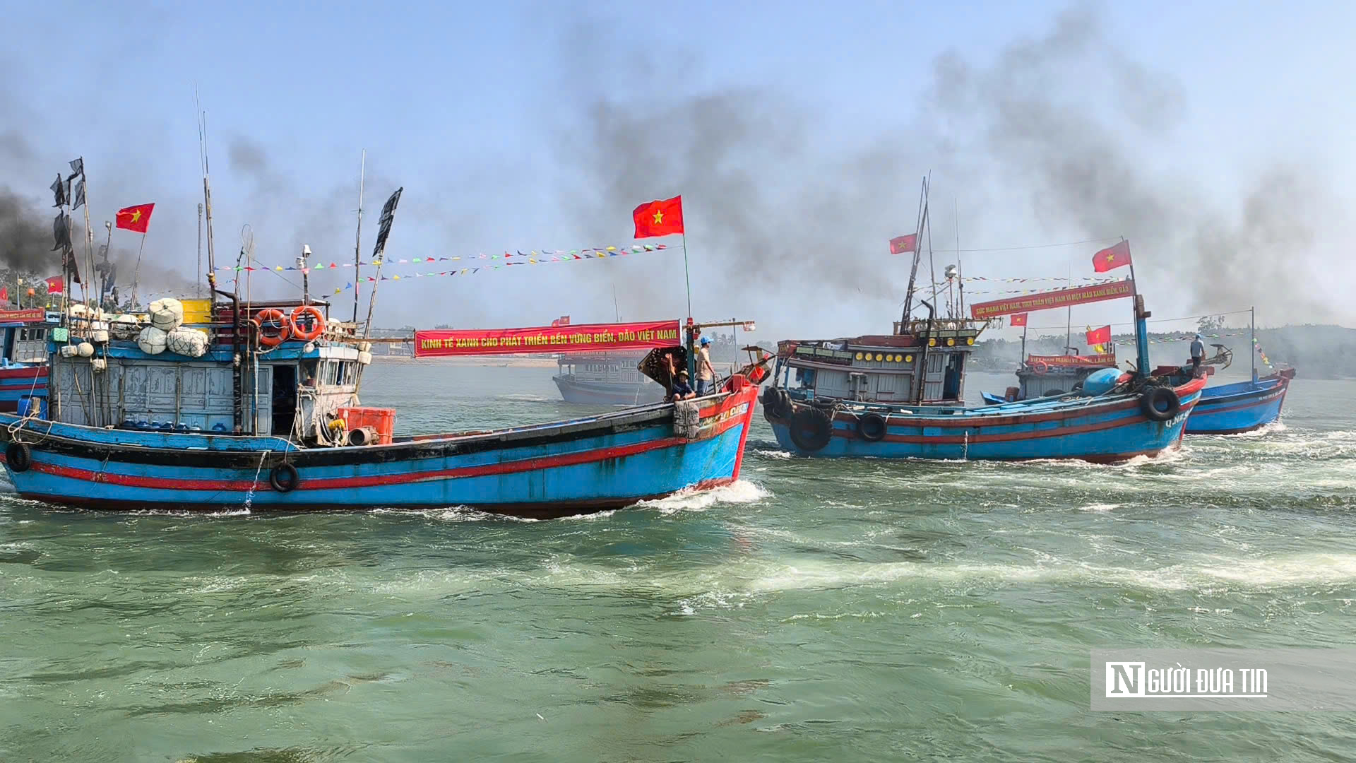 Quảng Ng&atilde;i: T&agrave;u thuyền rực sắc cờ đỏ, rẽ s&oacute;ng mở biển đầu Xu&acirc;n- Ảnh 6.