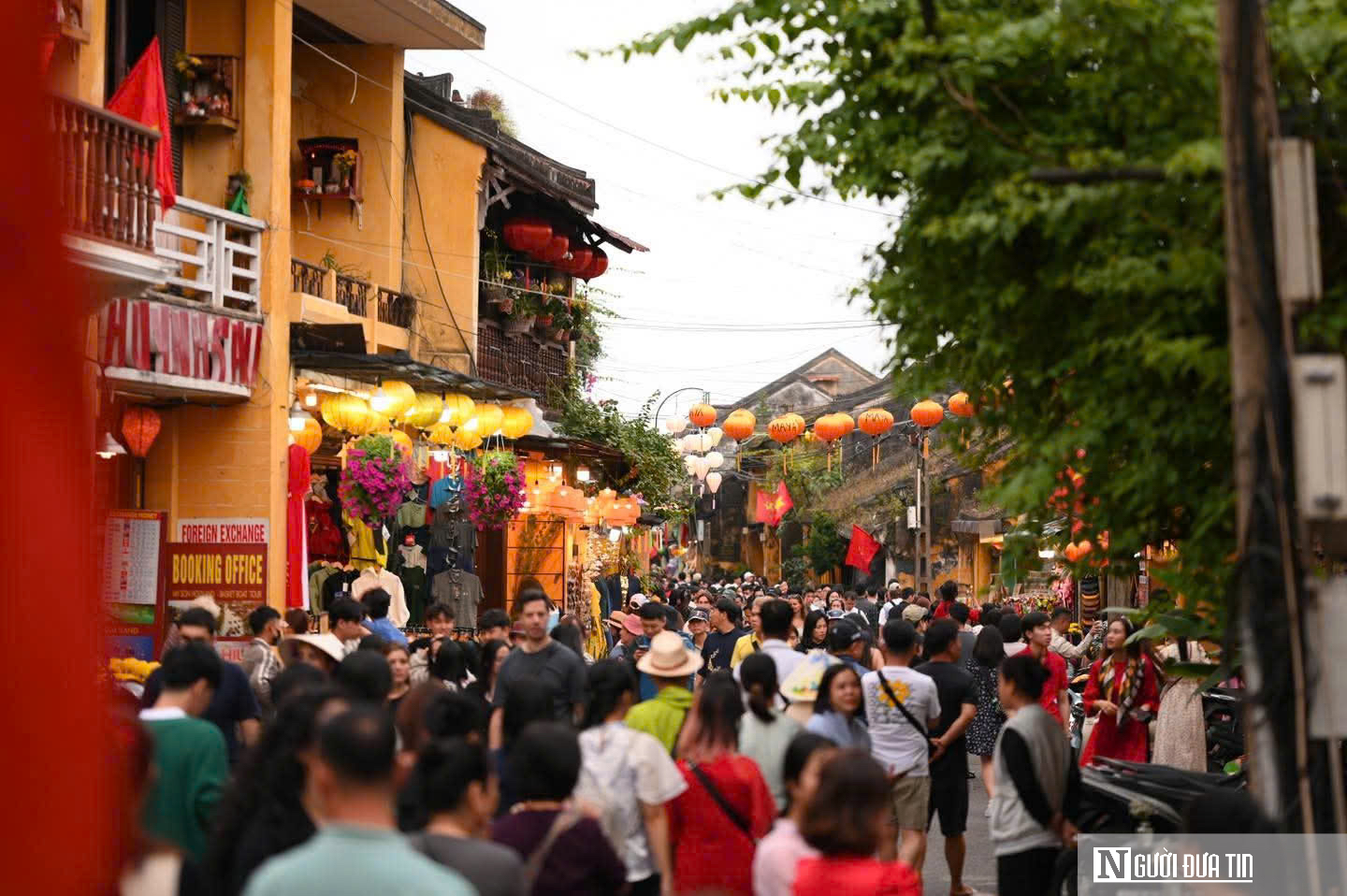 Đ&agrave; Nẵng "bội thu" du lịch Tết, mồng 6 vẫn đ&ocirc;ng nghẹt kh&aacute;ch- Ảnh 1.