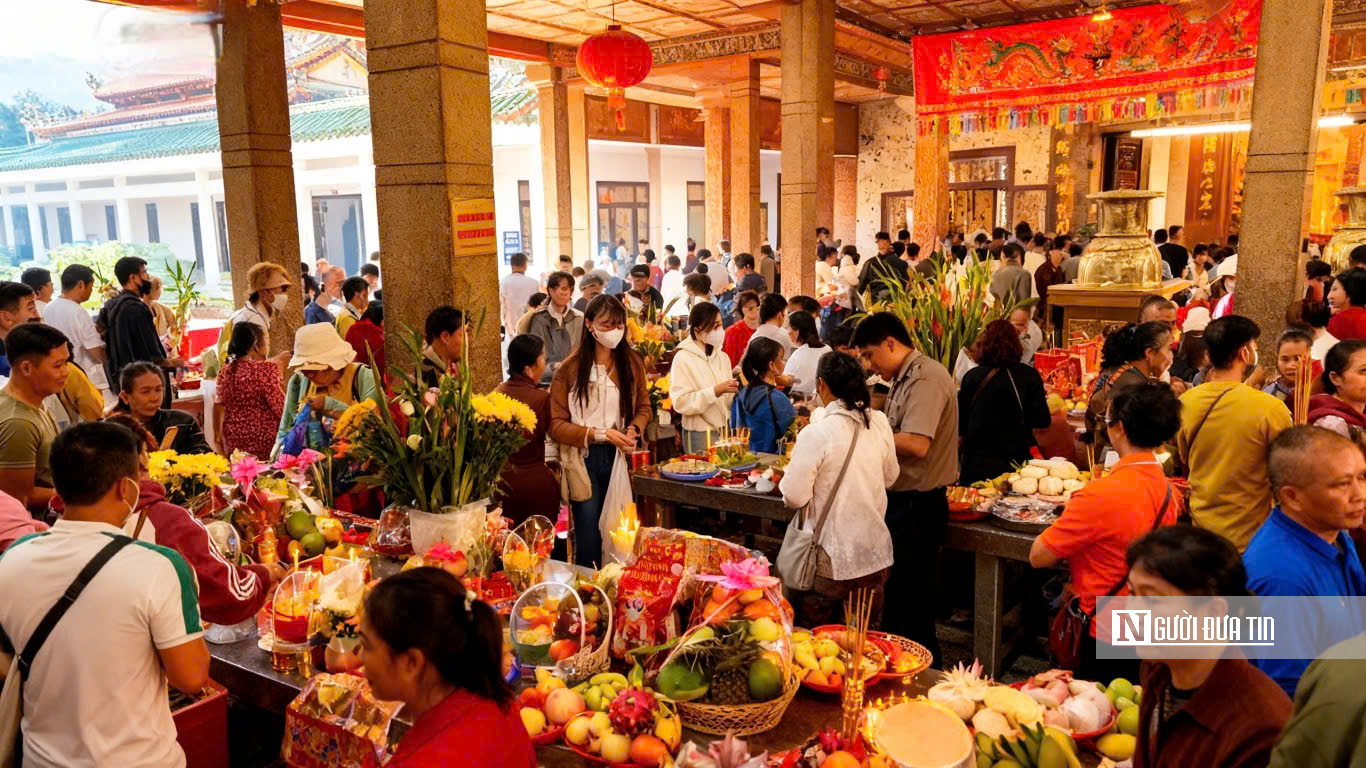 Đ&ocirc;ng nghịt người h&agrave;nh hương về Miếu B&agrave; Ch&uacute;a Xứ N&uacute;i Sam đầu xu&acirc;n- Ảnh 2.