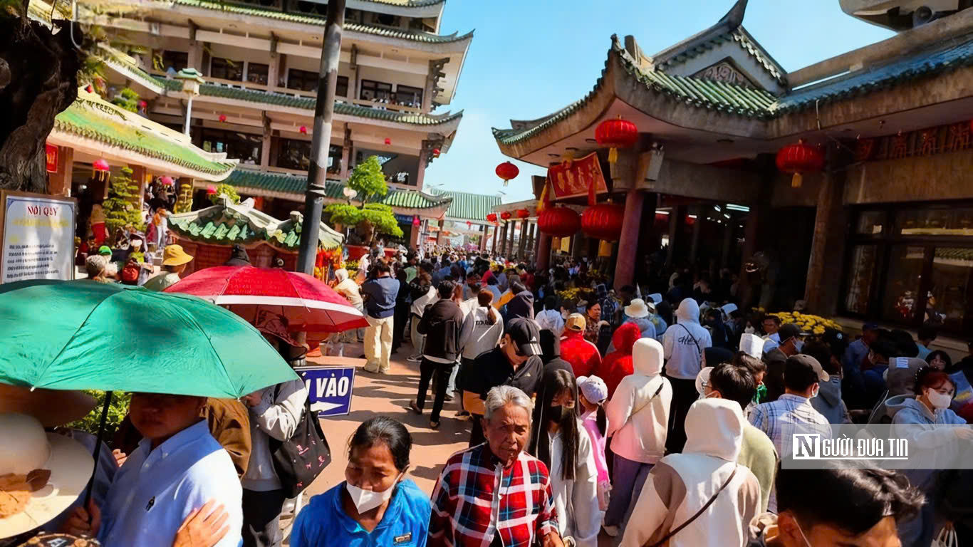 Đ&ocirc;ng nghịt người h&agrave;nh hương về Miếu B&agrave; Ch&uacute;a Xứ N&uacute;i Sam đầu xu&acirc;n- Ảnh 4.