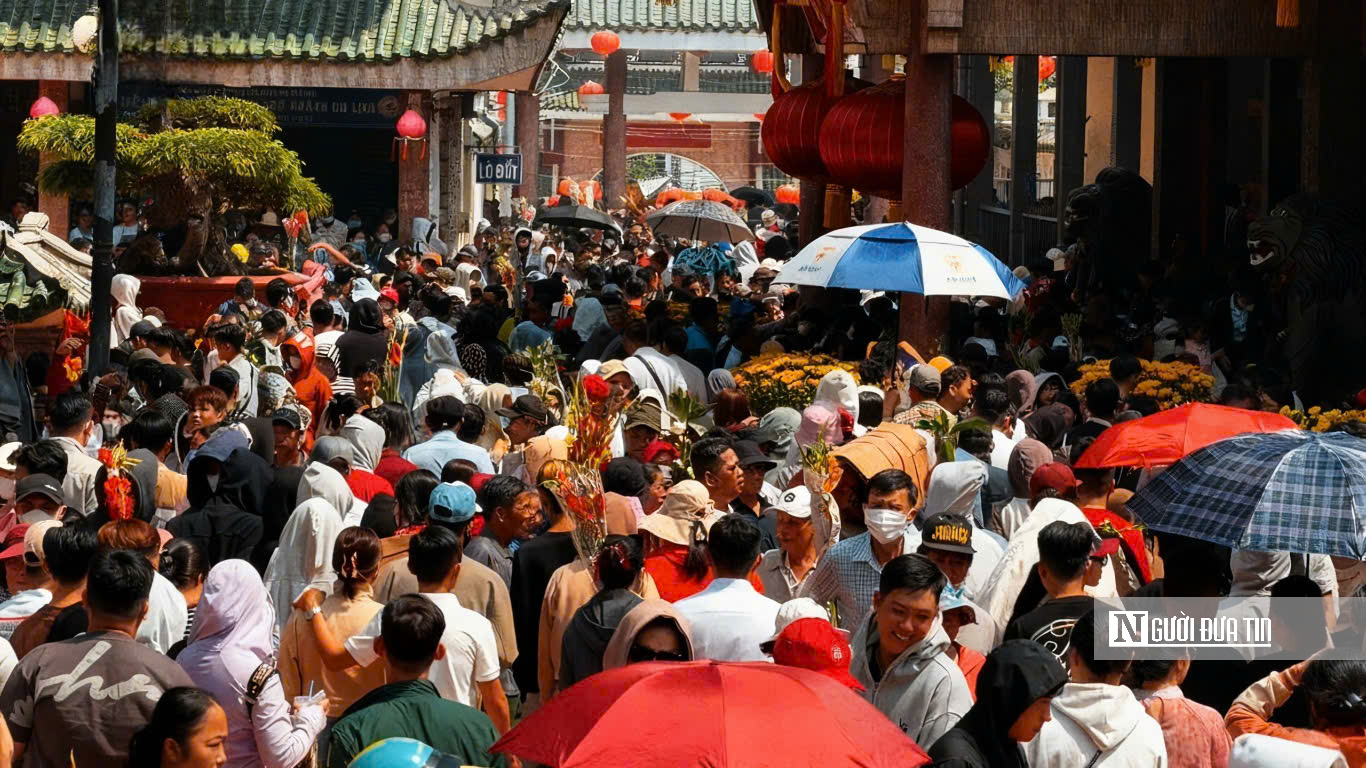 Đ&ocirc;ng nghịt người h&agrave;nh hương về Miếu B&agrave; Ch&uacute;a Xứ N&uacute;i Sam đầu xu&acirc;n- Ảnh 5.