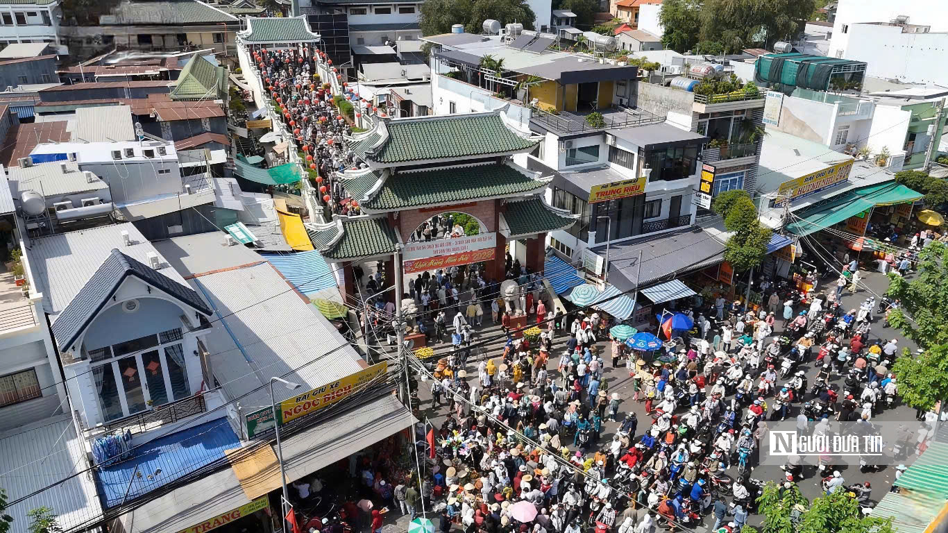 Đ&ocirc;ng nghịt người h&agrave;nh hương về Miếu B&agrave; Ch&uacute;a Xứ N&uacute;i Sam đầu xu&acirc;n- Ảnh 9.