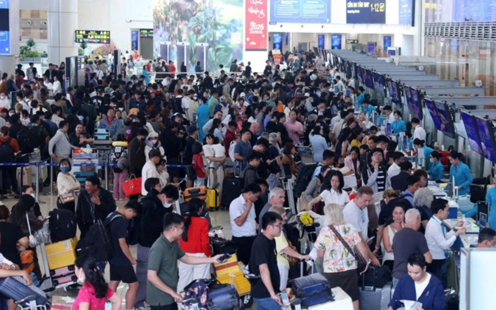 Sân Bay Nội Bài Lập Kỷ Lục Đón Hơn 124.000 Khách Ngày Cuối Tết Bính Ngọ 2026