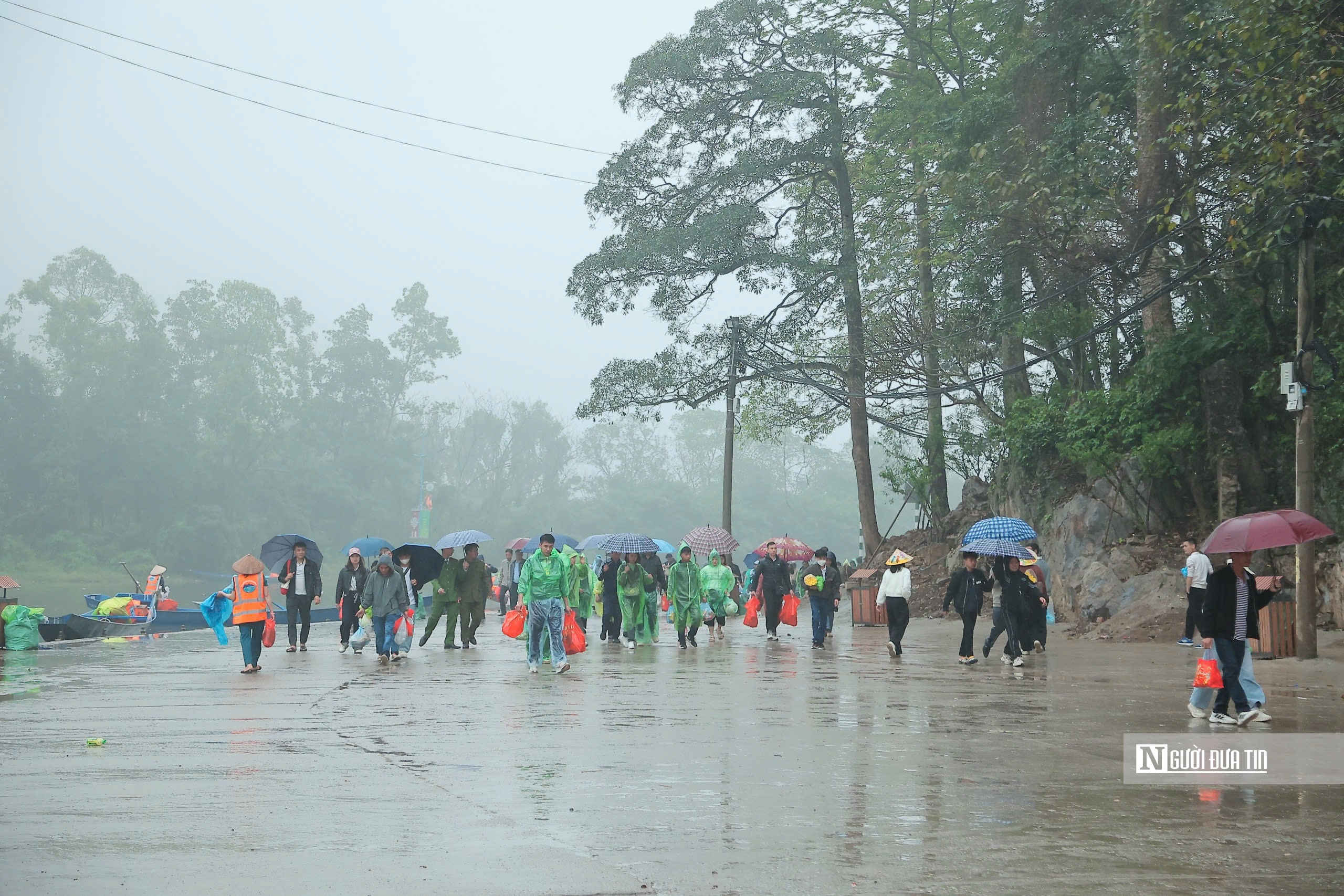 Hàng ngàn du khách đội mưa đổ về chùa Hương ngày khai hội- Ảnh 5. Hàng ngàn du khách đội mưa đổ về chùa Hương ngày khai hội- Ảnh 5.