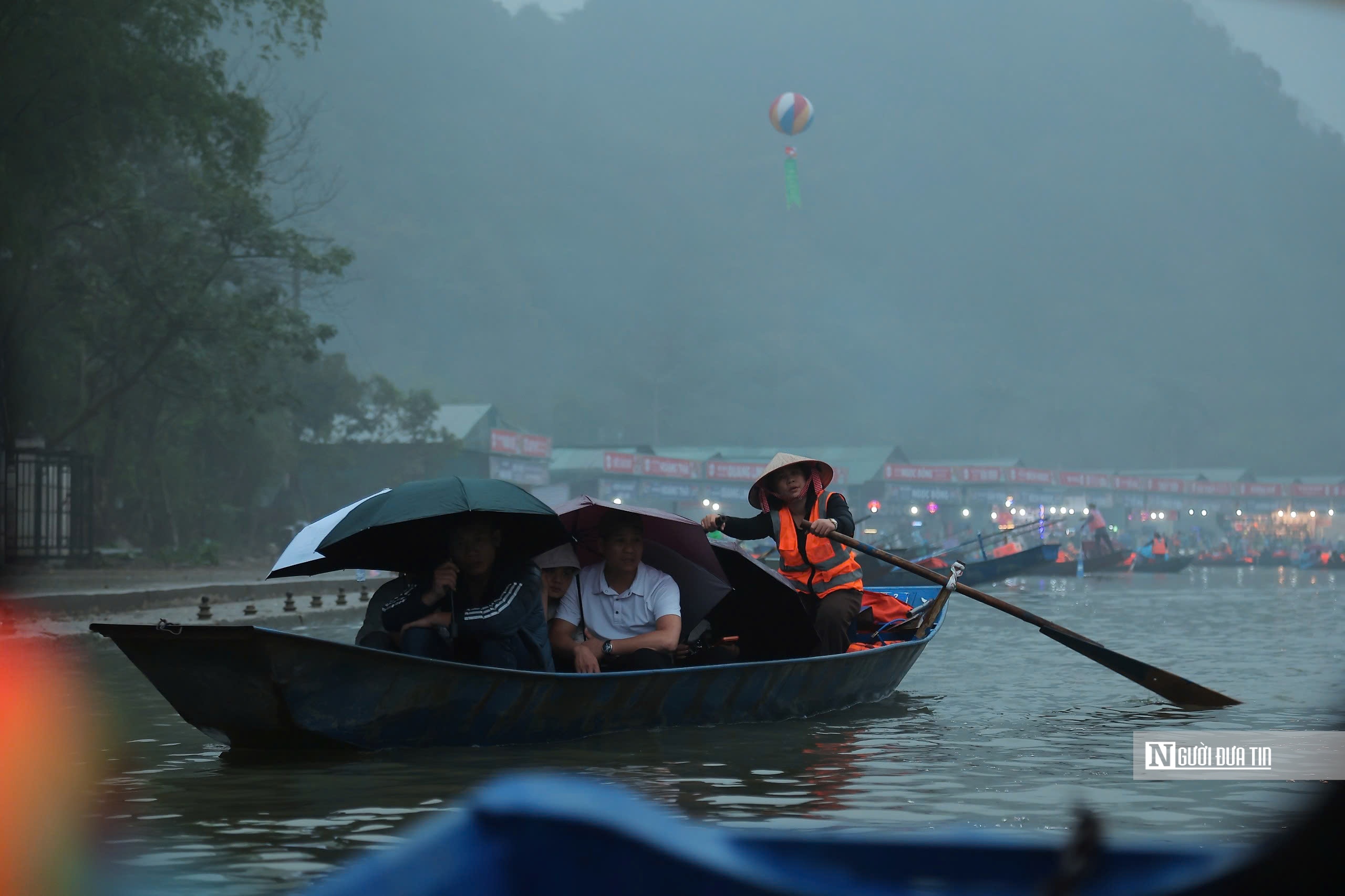 Hàng ngàn du khách đội mưa đổ về chùa Hương ngày khai hội- Ảnh 2. Hàng ngàn du khách đội mưa đổ về chùa Hương ngày khai hội- Ảnh 2.