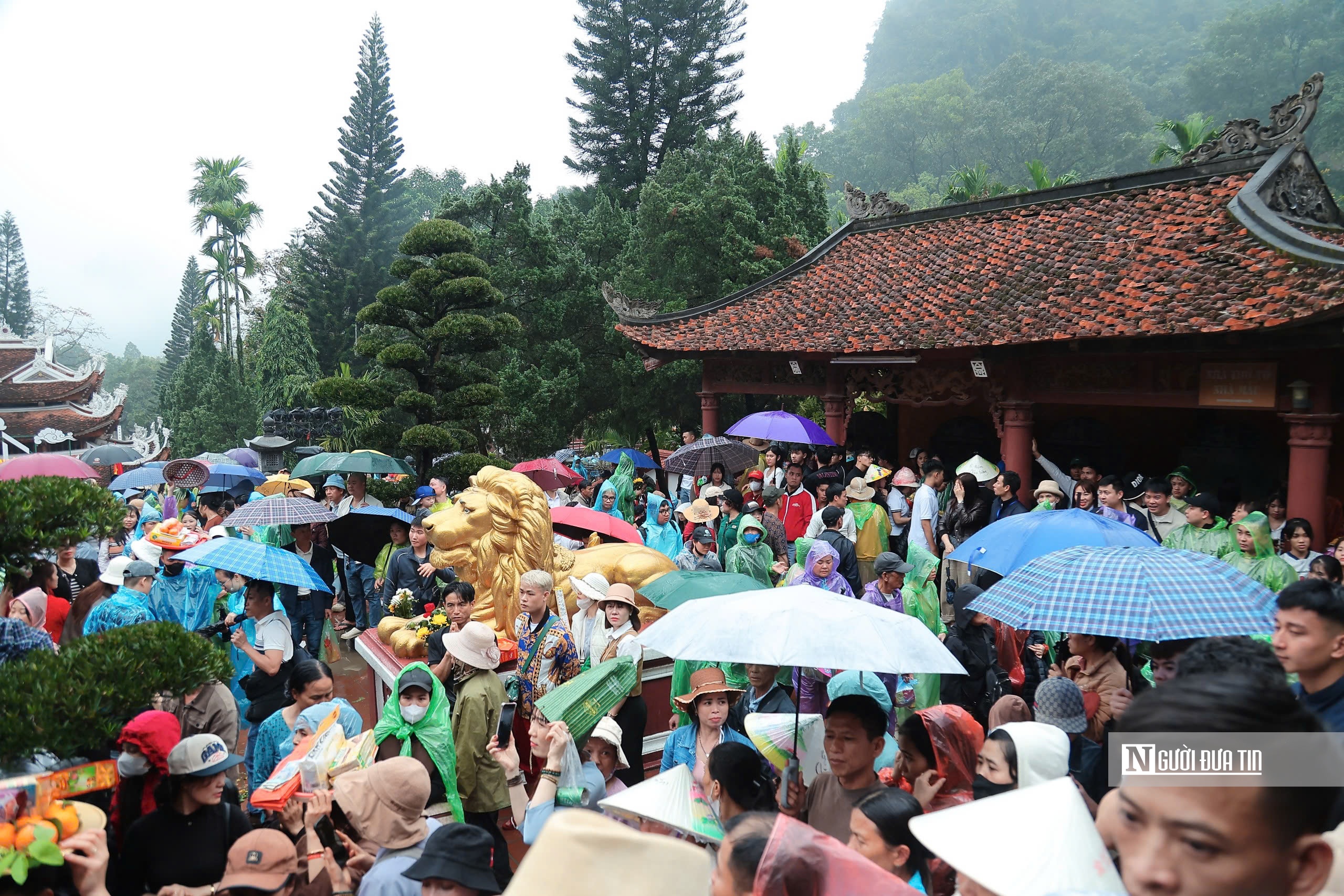 Hàng ngàn du khách đội mưa đổ về chùa Hương ngày khai hội- Ảnh 11. Hàng ngàn du khách đội mưa đổ về chùa Hương ngày khai hội- Ảnh 11.