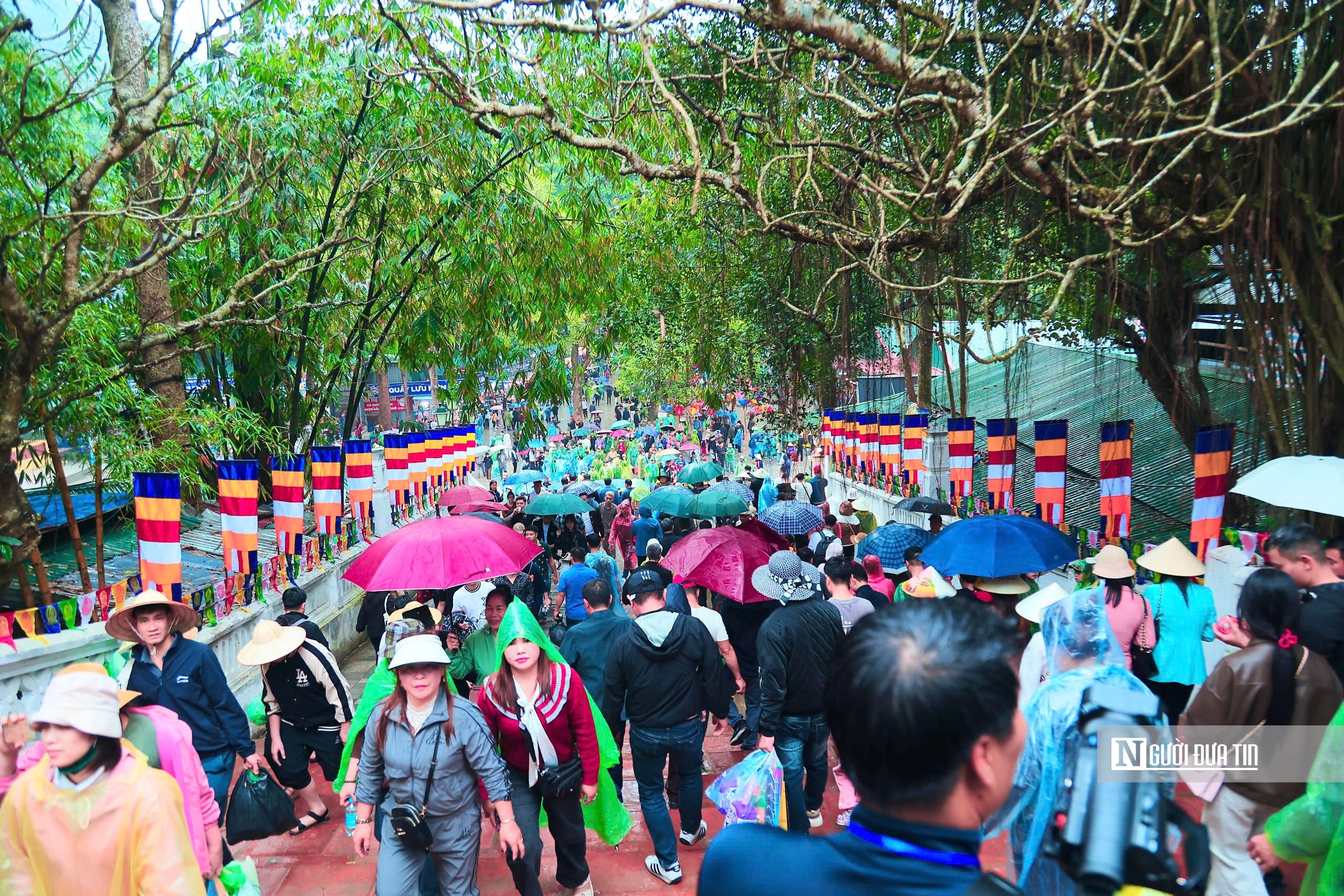 Hàng ngàn du khách đội mưa đổ về chùa Hương ngày khai hội- Ảnh 10. Hàng ngàn du khách đội mưa đổ về chùa Hương ngày khai hội- Ảnh 10.