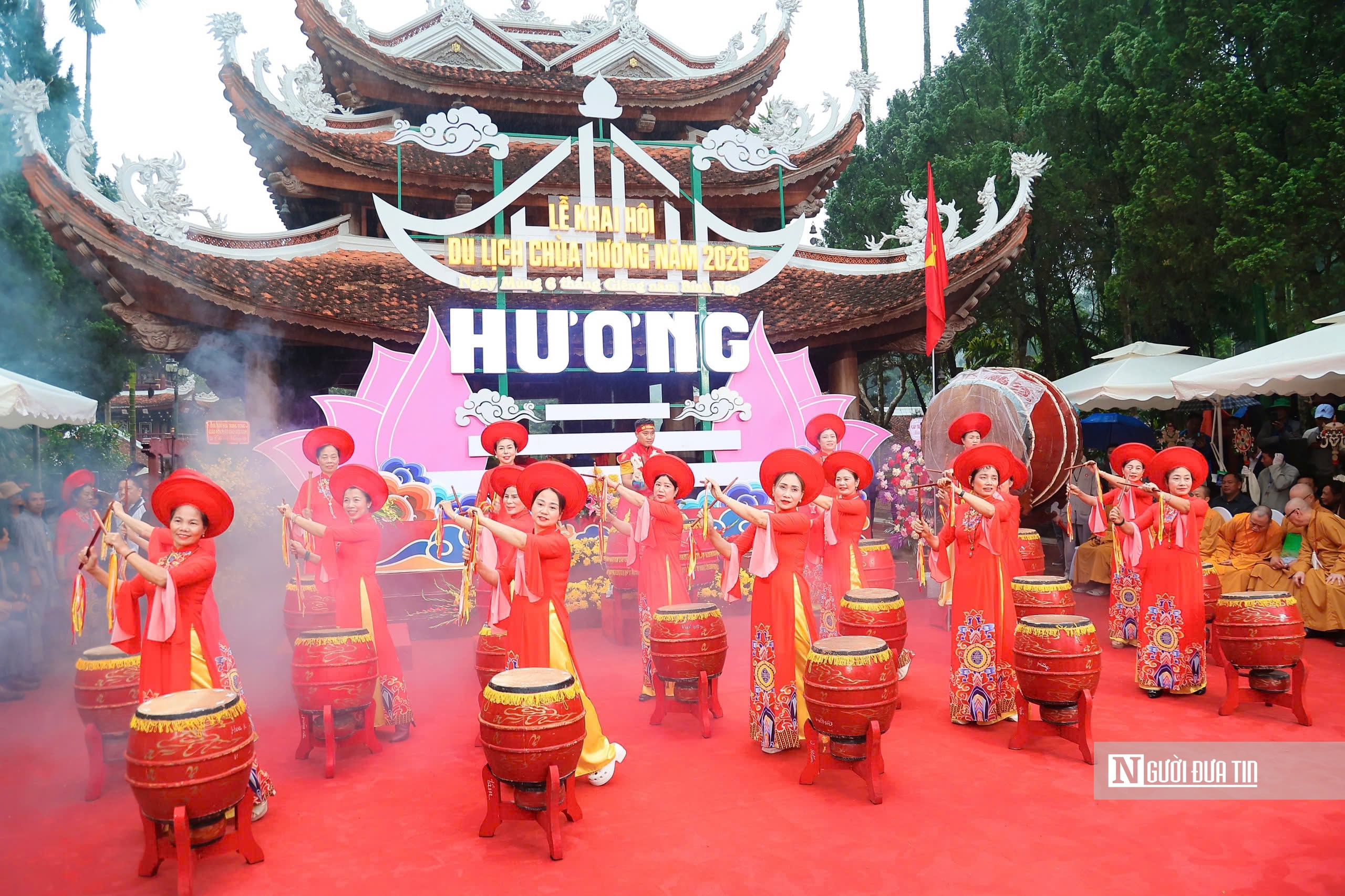 Hàng ngàn du khách đội mưa đổ về chùa Hương ngày khai hội- Ảnh 4. Hàng ngàn du khách đội mưa đổ về chùa Hương ngày khai hội- Ảnh 4.