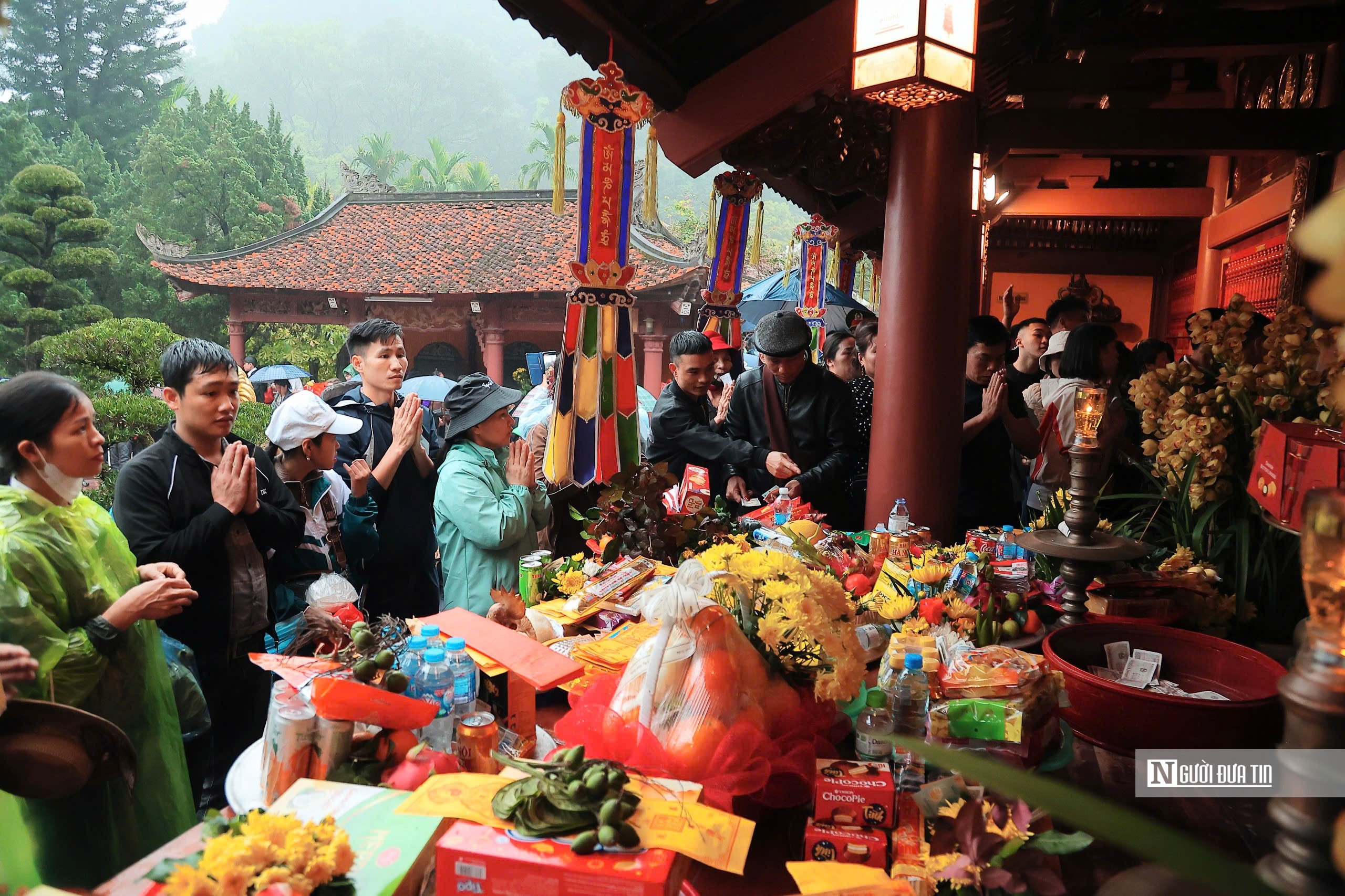 Hàng ngàn du khách đội mưa đổ về chùa Hương ngày khai hội- Ảnh 12. Hàng ngàn du khách đội mưa đổ về chùa Hương ngày khai hội- Ảnh 12.