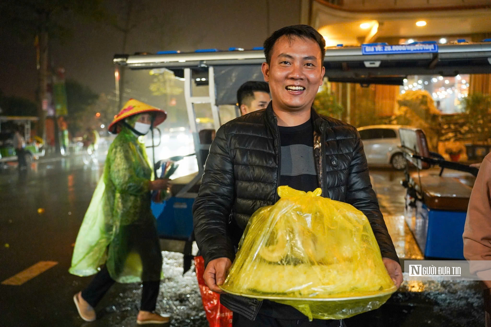 Hàng ngàn du khách đội mưa đổ về chùa Hương ngày khai hội- Ảnh 9. Hàng ngàn du khách đội mưa đổ về chùa Hương ngày khai hội- Ảnh 9.