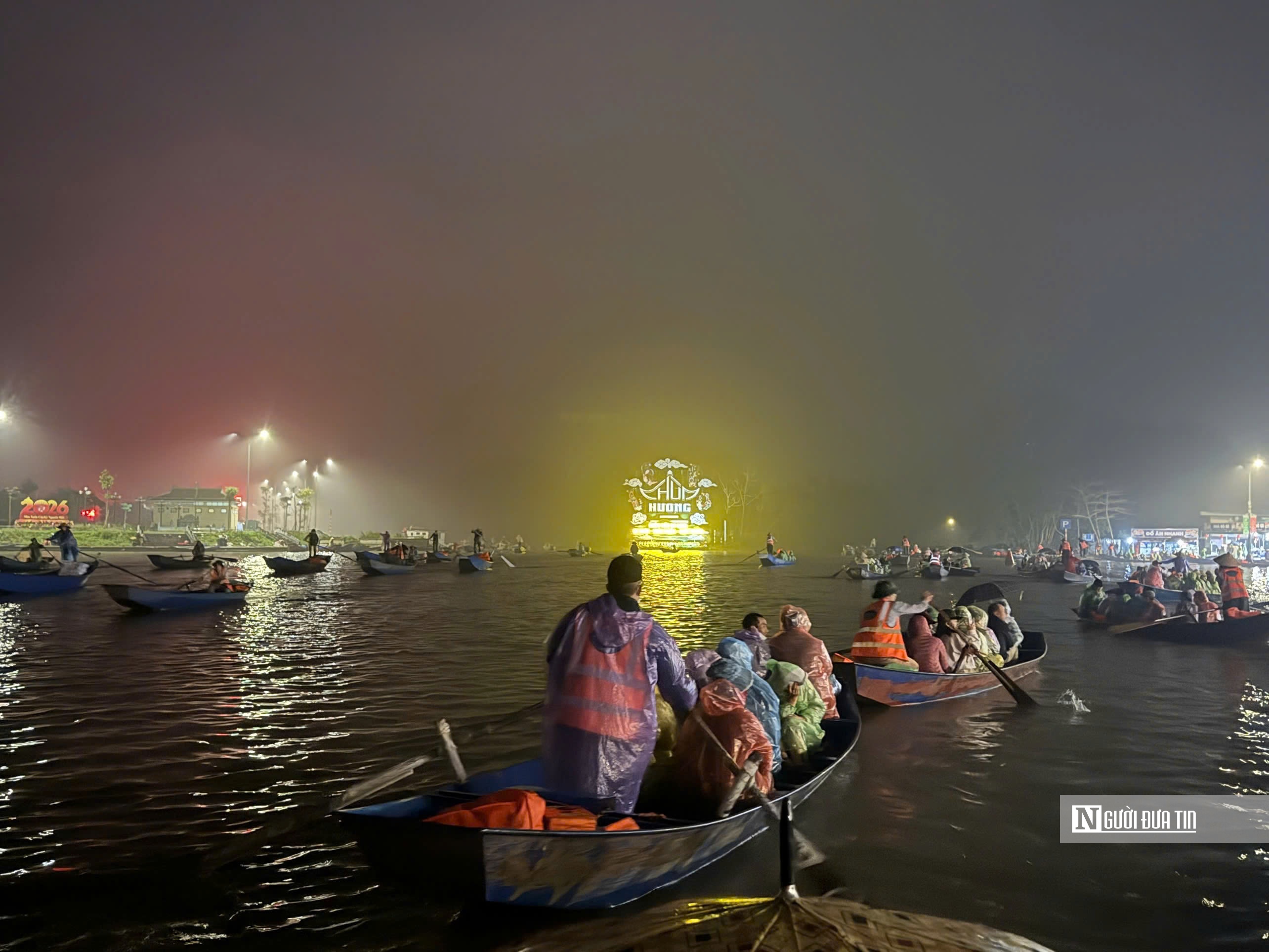 Hàng ngàn du khách đội mưa đổ về chùa Hương ngày khai hội- Ảnh 1. Hàng ngàn du khách đội mưa đổ về chùa Hương ngày khai hội- Ảnh 1.