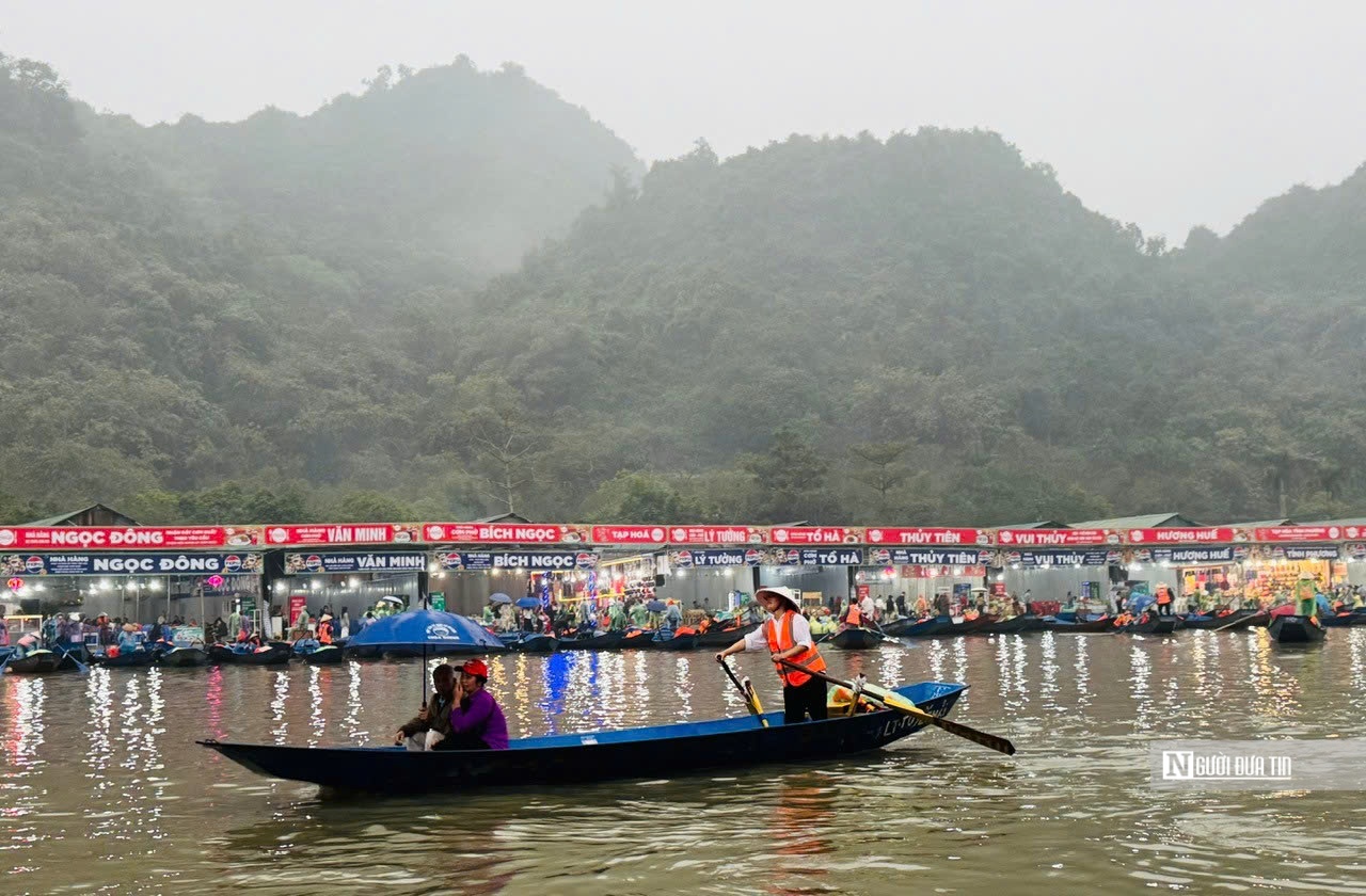 Hàng ngàn du khách đội mưa đổ về chùa Hương ngày khai hội- Ảnh 7. Hàng ngàn du khách đội mưa đổ về chùa Hương ngày khai hội- Ảnh 7.