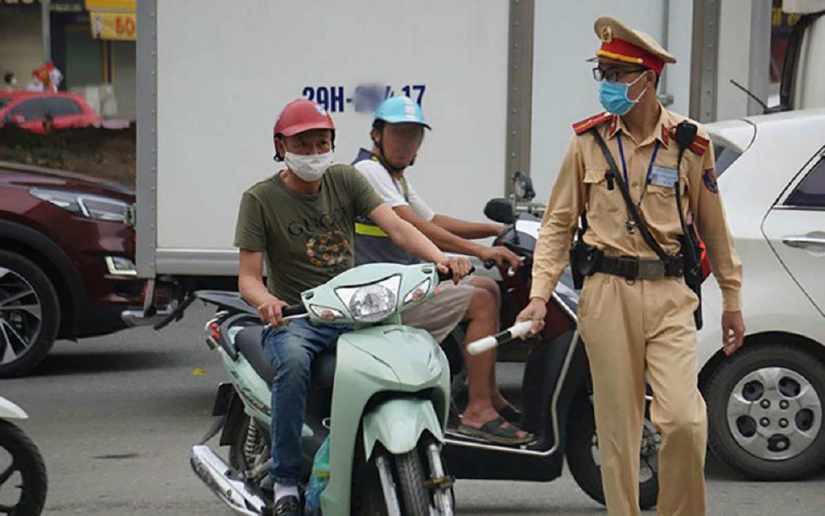 Lái xe máy mà "vô tư" làm điều này có thể bị xử phạt 600.000 đồng, không phải ai cũng biết- Ảnh 1.