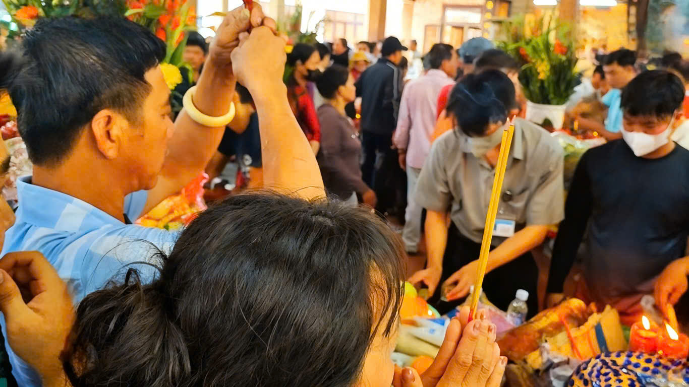 Đ&ocirc;ng nghịt người h&agrave;nh hương về Miếu B&agrave; Ch&uacute;a Xứ N&uacute;i Sam đầu xu&acirc;n- Ảnh 10.