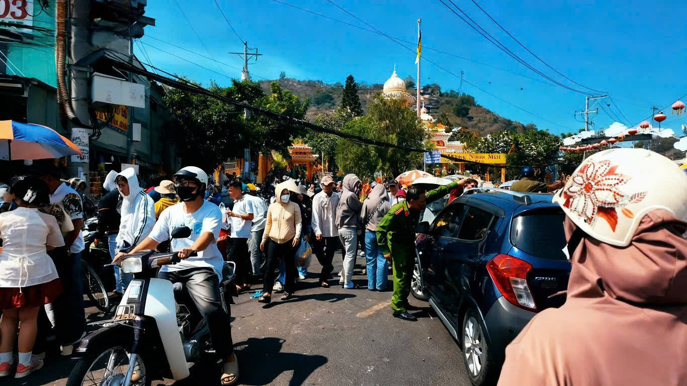 Đ&ocirc;ng nghịt người h&agrave;nh hương về Miếu B&agrave; Ch&uacute;a Xứ N&uacute;i Sam đầu xu&acirc;n- Ảnh 8.