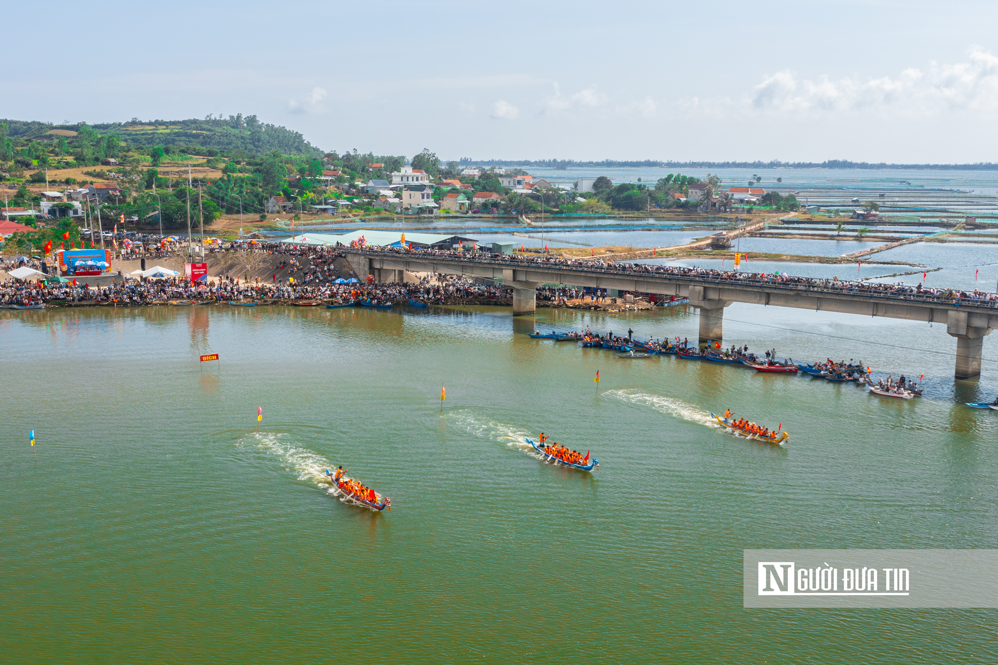 Ngư d&acirc;n miền biển Đắk Lắk tưng bừng tham gia hội đua thuyền đầu năm - Ảnh 1.