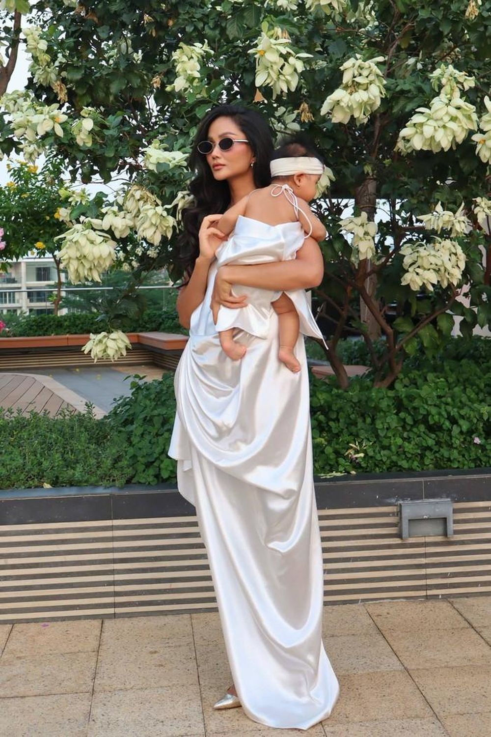 Vẻ đáng yêu của con gái H'Hen Niê khiến Á hậu Thủy Tiên "tan chảy" - Ảnh 5.