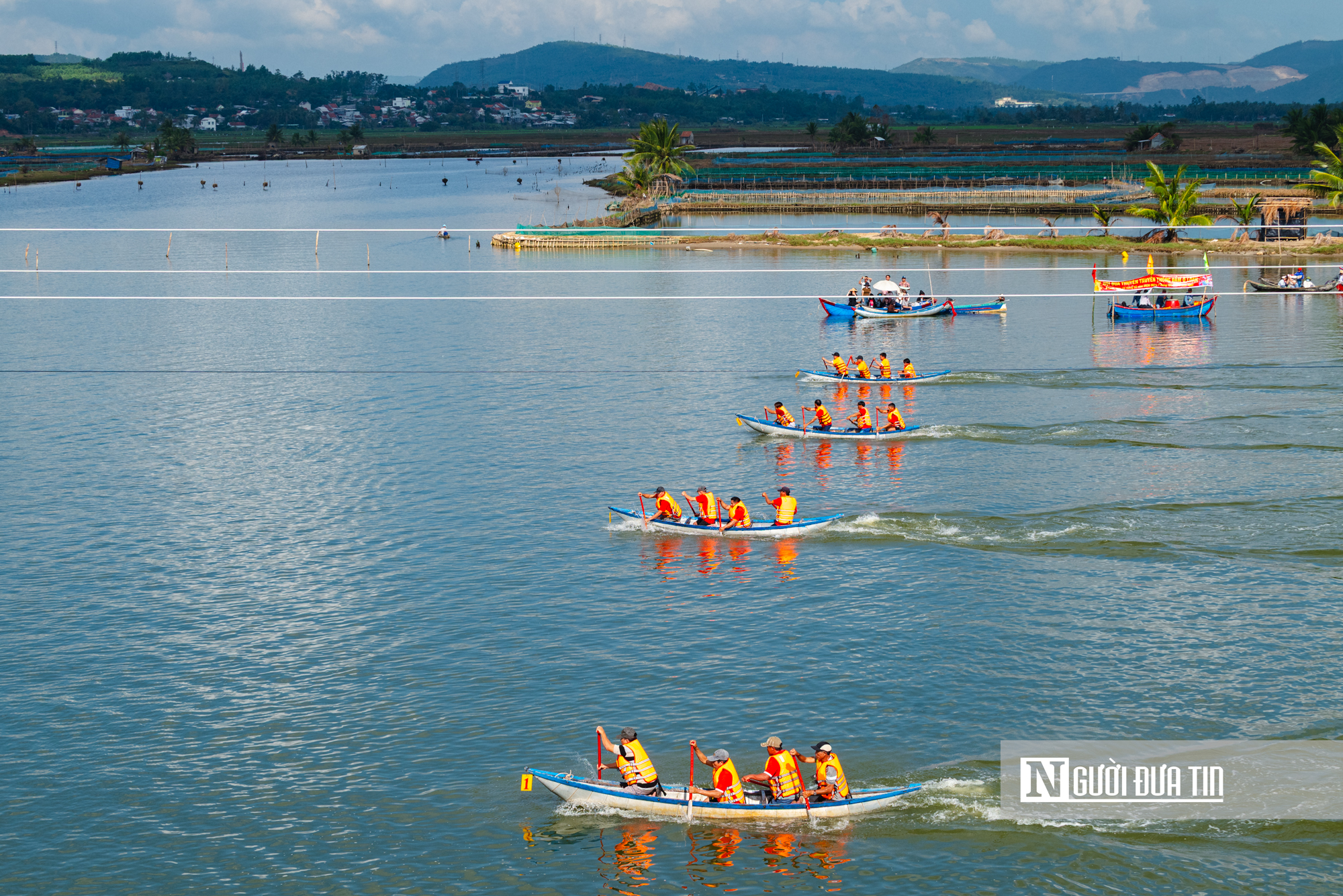 Ngư d&acirc;n miền biển Đắk Lắk tưng bừng tham gia hội đua thuyền đầu năm - Ảnh 4.