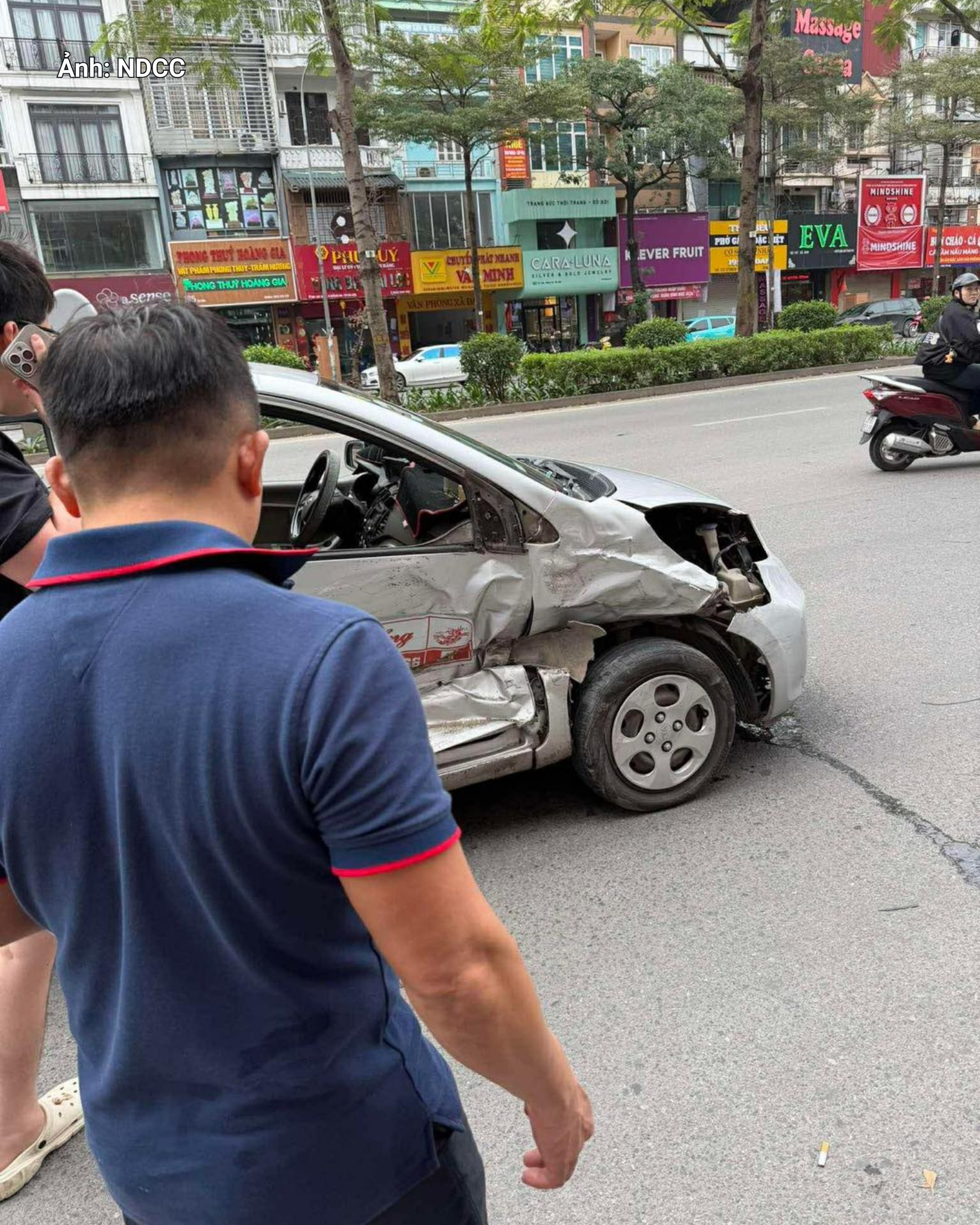 H&agrave; Nội: Truy t&igrave;m t&agrave;i xế &ocirc; t&ocirc; va chạm rồi bỏ chạy ở X&atilde; Đ&agrave;n - Ảnh 1.