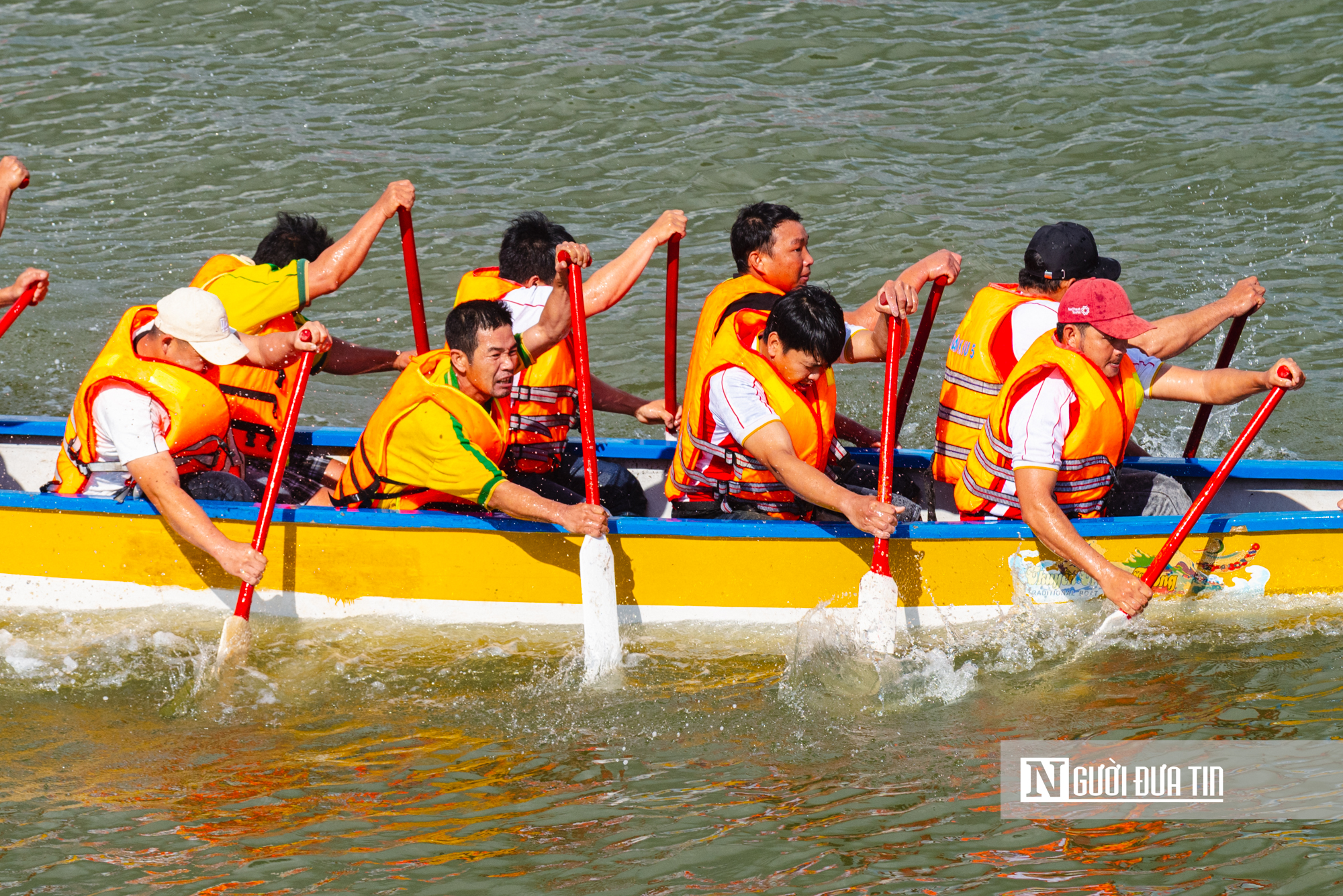 Ngư d&acirc;n miền biển Đắk Lắk tưng bừng tham gia hội đua thuyền đầu năm - Ảnh 9.