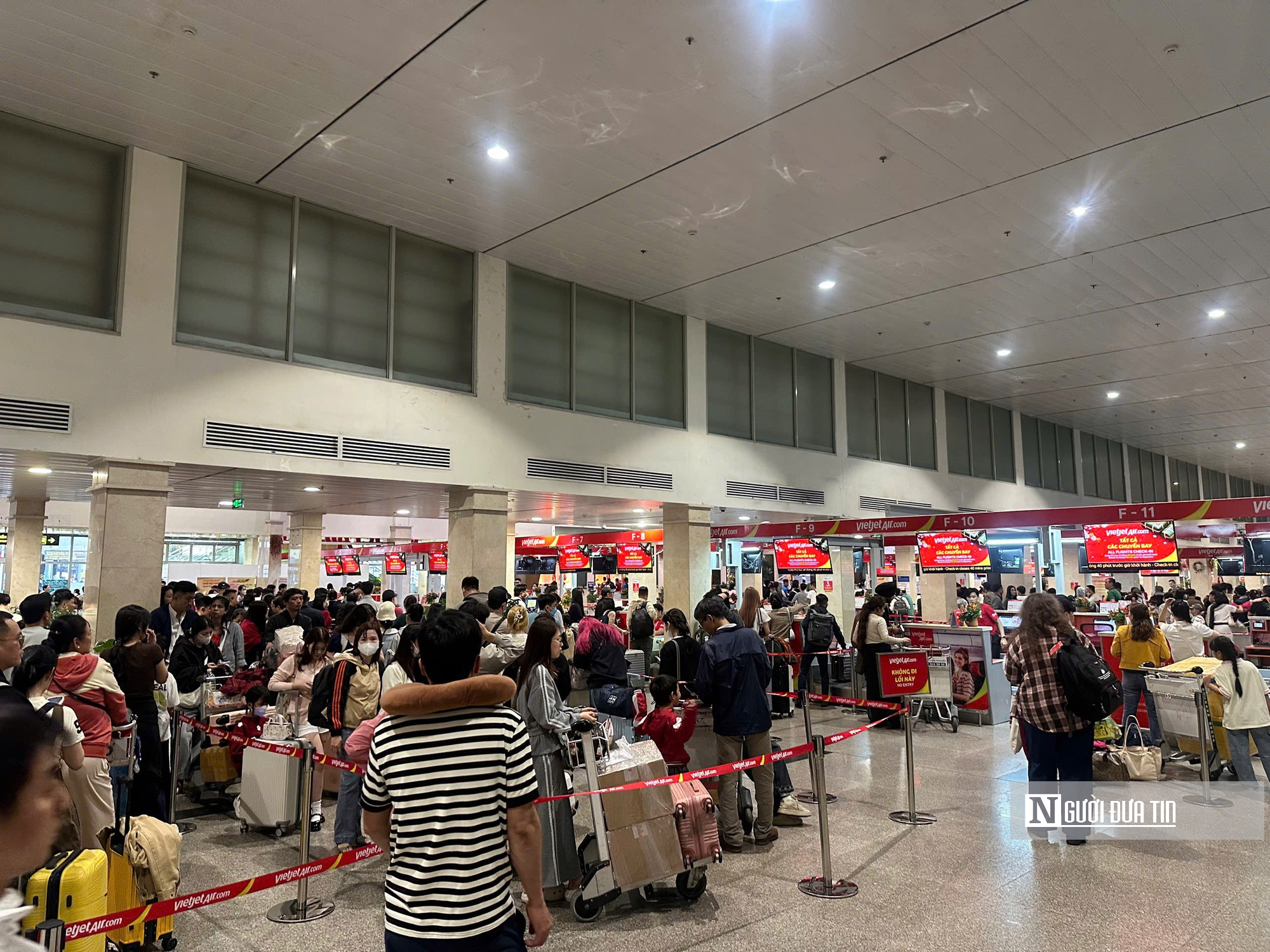 Người d&acirc;n &ugrave;n &ugrave;n trở lại Tp.HCM sau Tết, s&acirc;n bay T&acirc;n Sơn Nhất tiếp tục đ&ocirc;ng- Ảnh 2.