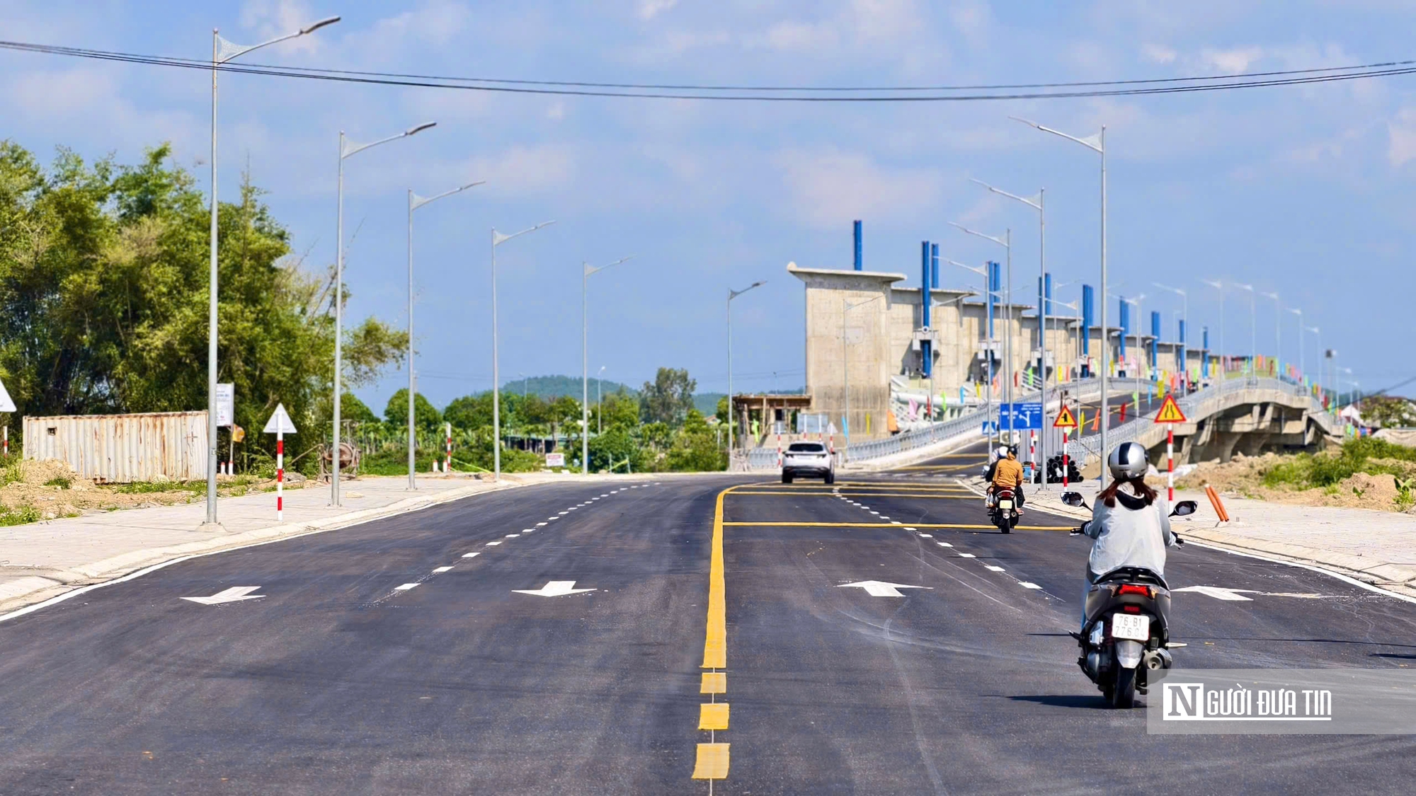 Cận cảnh c&acirc;y cầu thứ 7 bắc qua s&ocirc;ng Tr&agrave; Kh&uacute;c ở Quảng Ng&atilde;i - Ảnh 1.