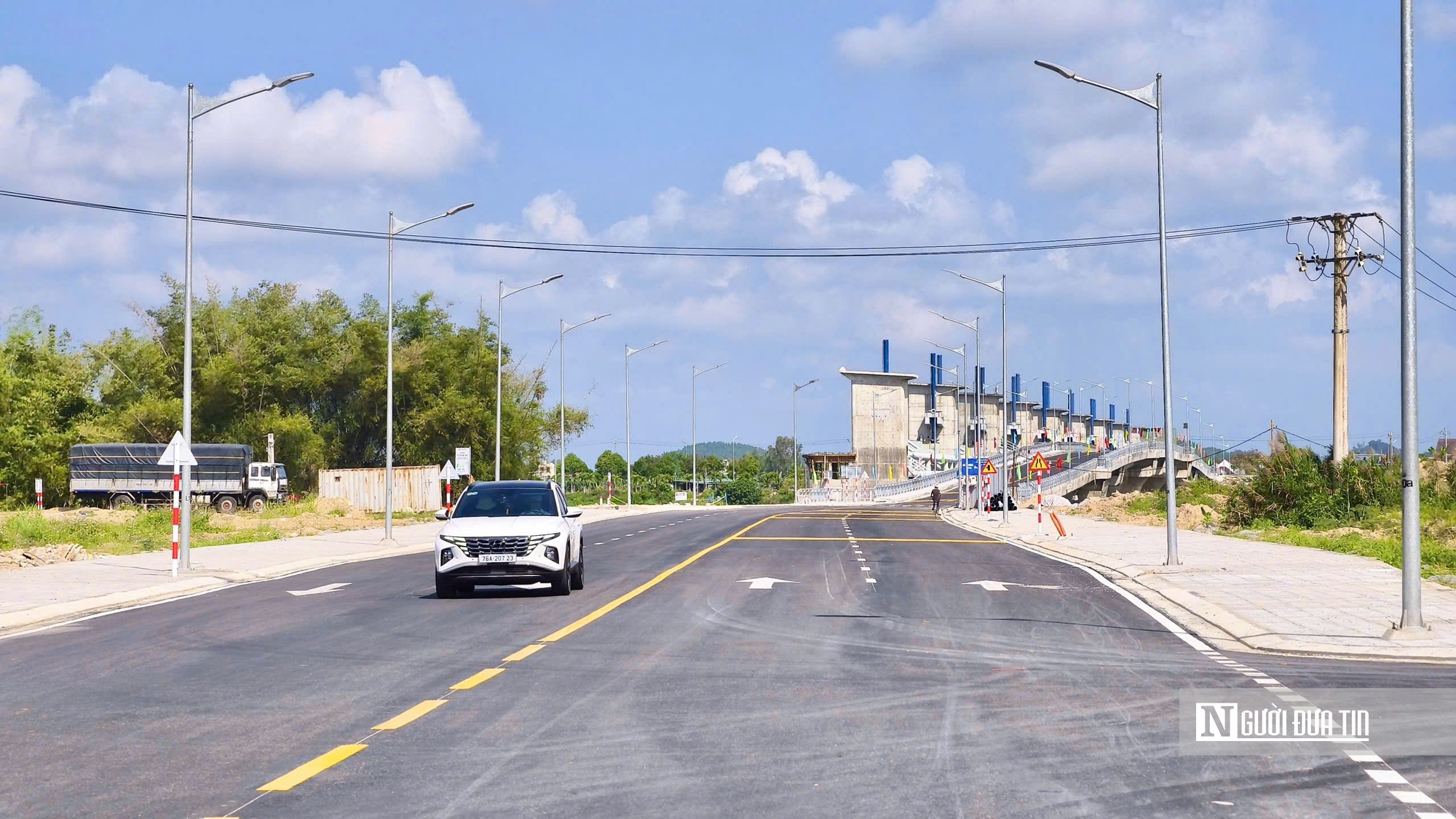 Cận cảnh c&acirc;y cầu thứ 7 bắc qua s&ocirc;ng Tr&agrave; Kh&uacute;c ở Quảng Ng&atilde;i - Ảnh 10.