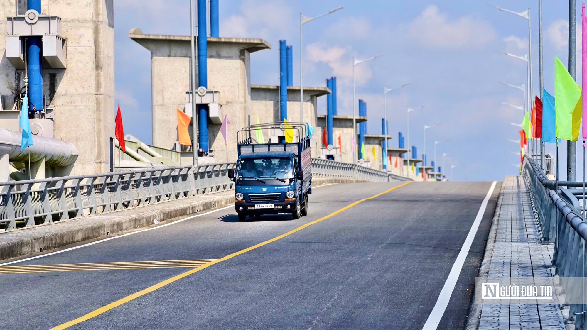 Cận cảnh c&acirc;y cầu thứ 7 bắc qua s&ocirc;ng Tr&agrave; Kh&uacute;c ở Quảng Ng&atilde;i - Ảnh 11.