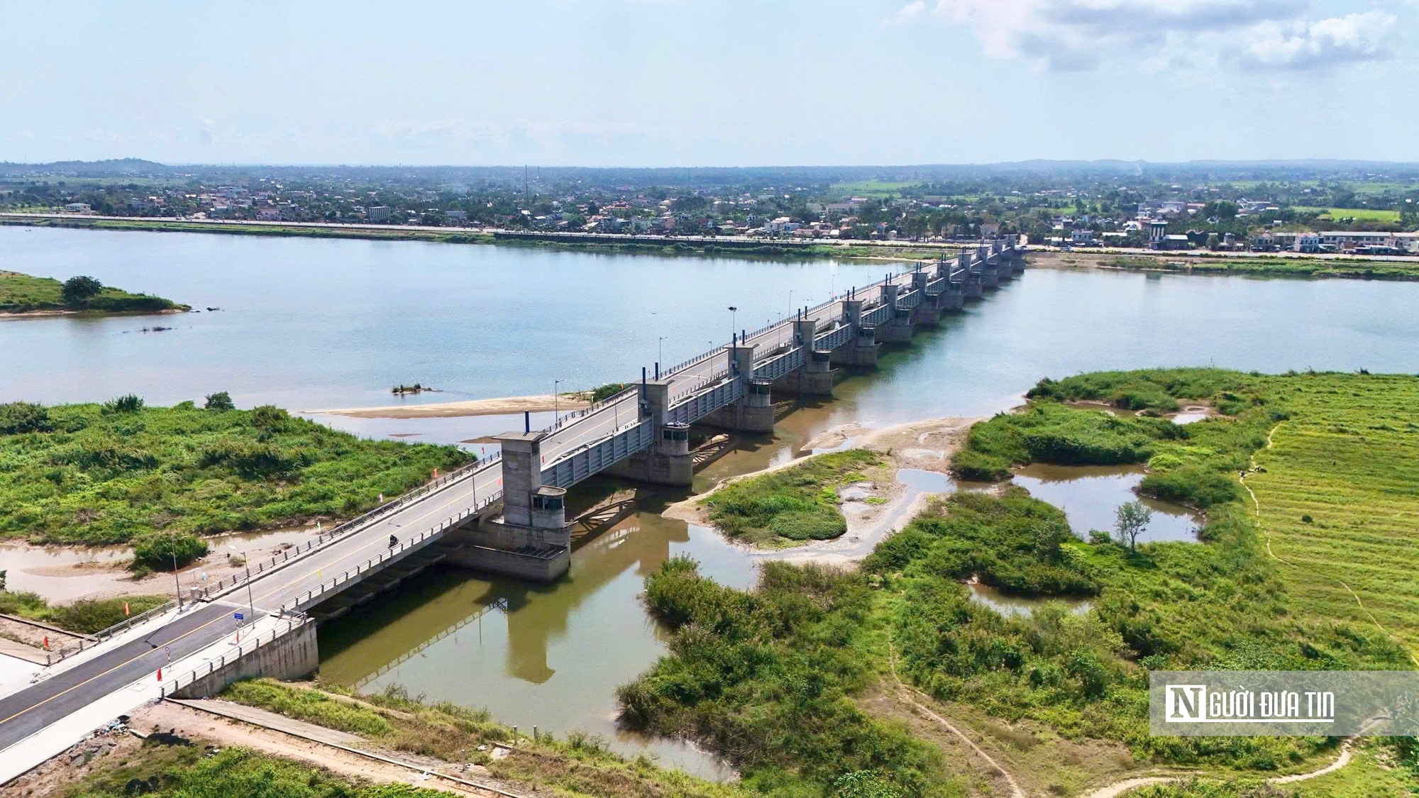 Cận cảnh c&acirc;y cầu thứ 7 bắc qua s&ocirc;ng Tr&agrave; Kh&uacute;c ở Quảng Ng&atilde;i - Ảnh 12.