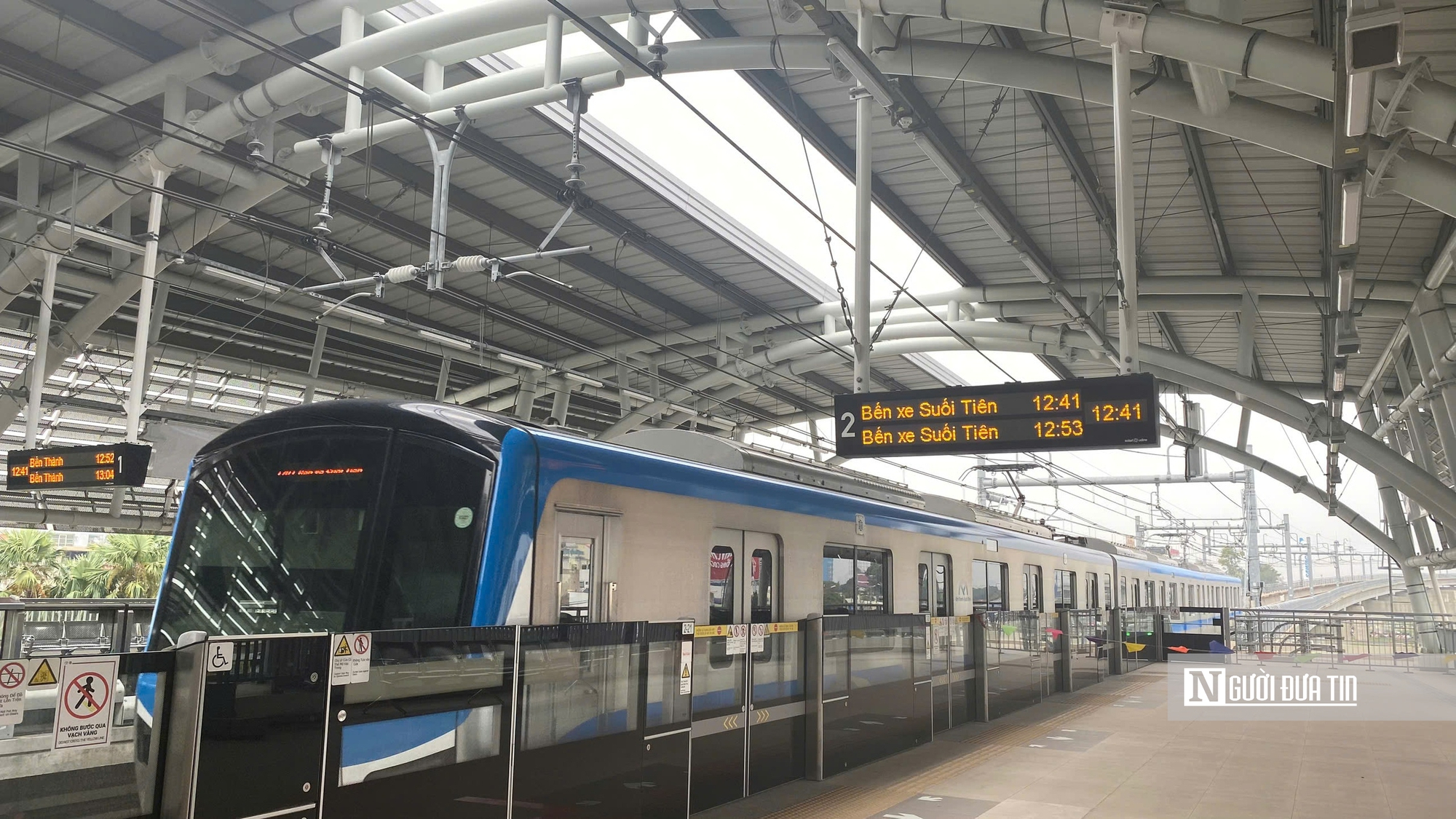 Metro số 1 hút khách kỷ lục dịp Tết, mỗi ngày gần 100.000 người đi tàu- Ảnh 2. Metro số 1 hút khách kỷ lục dịp Tết, mỗi ngày gần 100.000 người đi tàu- Ảnh 2.