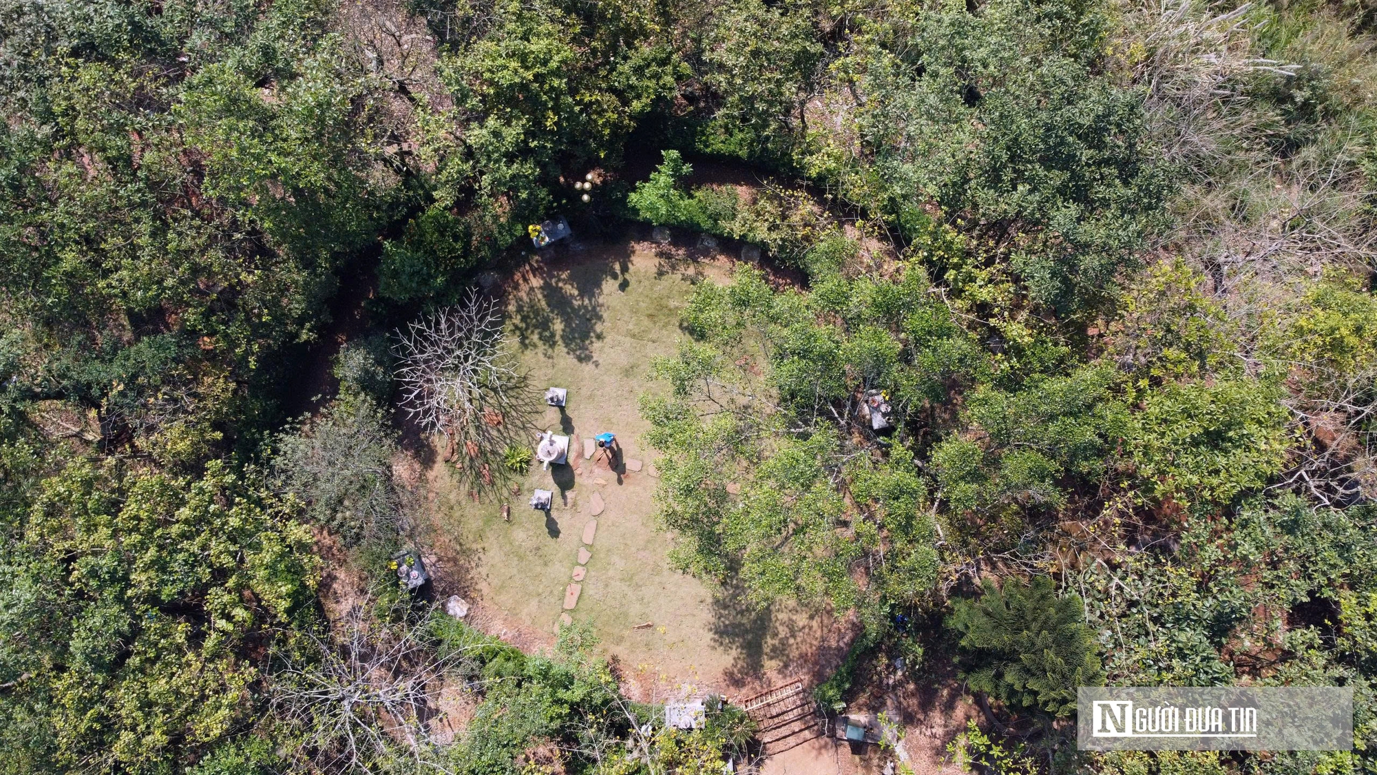 Trong màn mưa, dòng người vẫn đổ về "huyệt đạo thiêng" Am Tiên trước ngày 'mở cổng trời'- Ảnh 2.