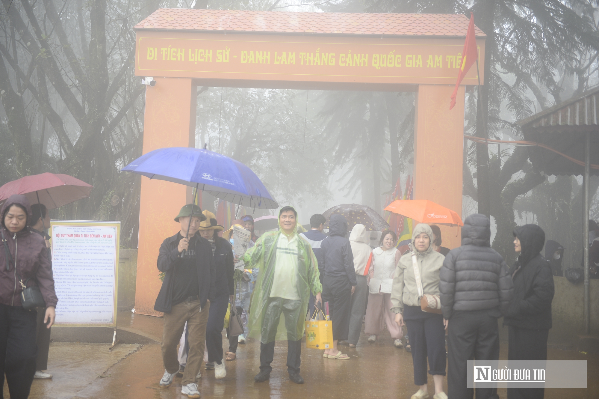 Trong màn mưa, dòng người vẫn đổ về "huyệt đạo thiêng" Am Tiên trước ngày 'mở cổng trời'- Ảnh 3.