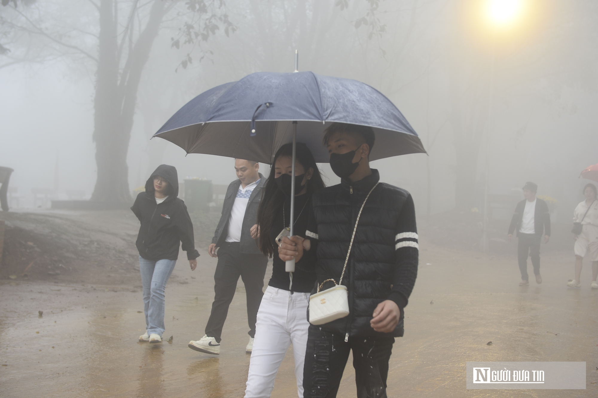 Trong màn mưa, dòng người vẫn đổ về "huyệt đạo thiêng" Am Tiên trước ngày 'mở cổng trời'- Ảnh 5.