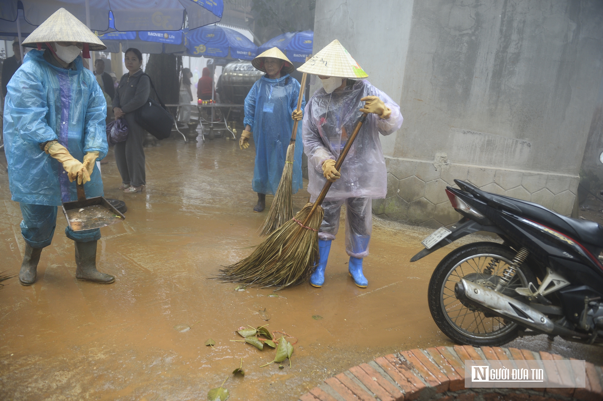Trong màn mưa, dòng người vẫn đổ về "huyệt đạo thiêng" Am Tiên trước ngày 'mở cổng trời'- Ảnh 6.