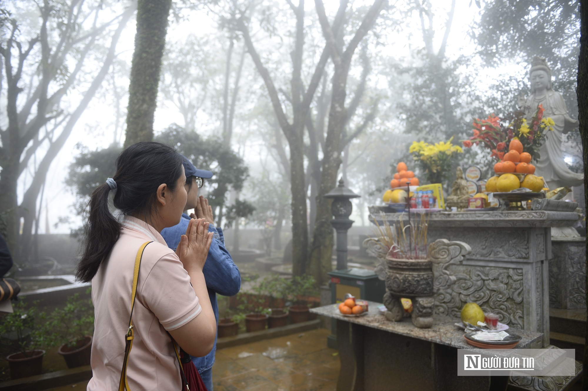 Trong màn mưa, dòng người vẫn đổ về "huyệt đạo thiêng" Am Tiên trước ngày 'mở cổng trời'- Ảnh 7.