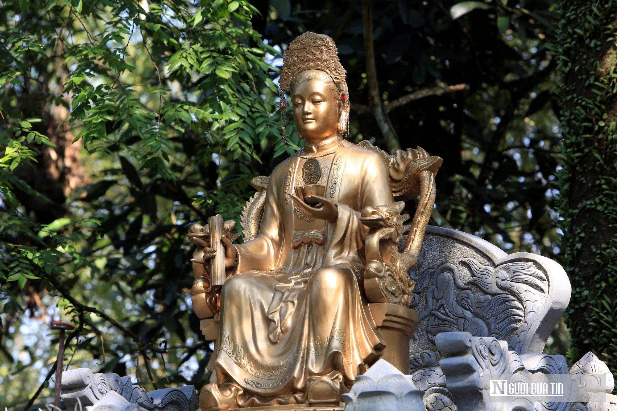 Trong màn mưa, dòng người vẫn đổ về "huyệt đạo thiêng" Am Tiên trước ngày 'mở cổng trời'- Ảnh 8.