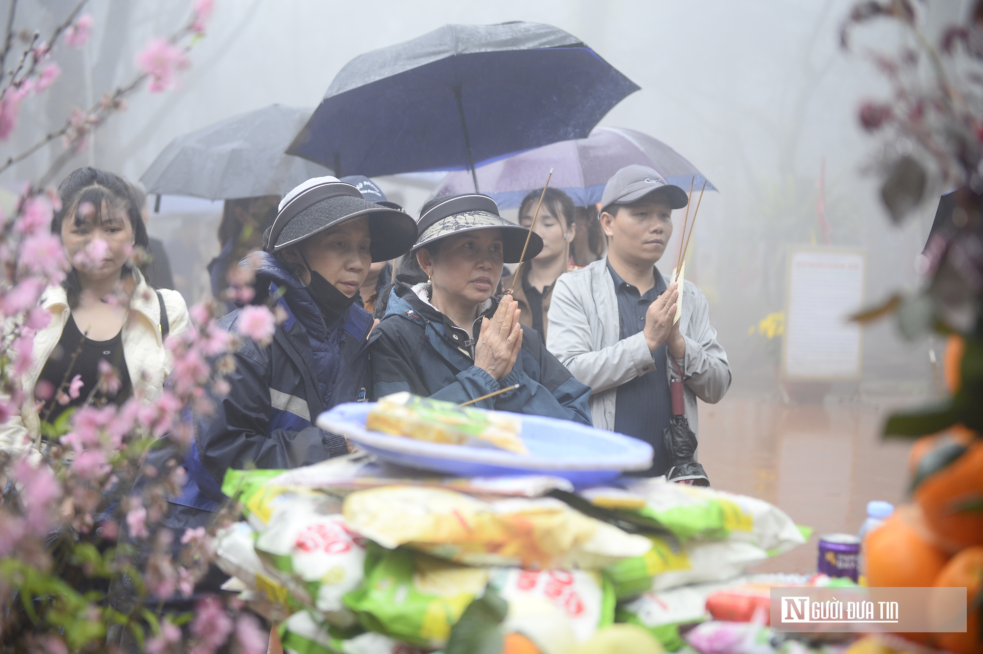 Trong màn mưa, dòng người vẫn đổ về "huyệt đạo thiêng" Am Tiên trước ngày 'mở cổng trời'- Ảnh 9.