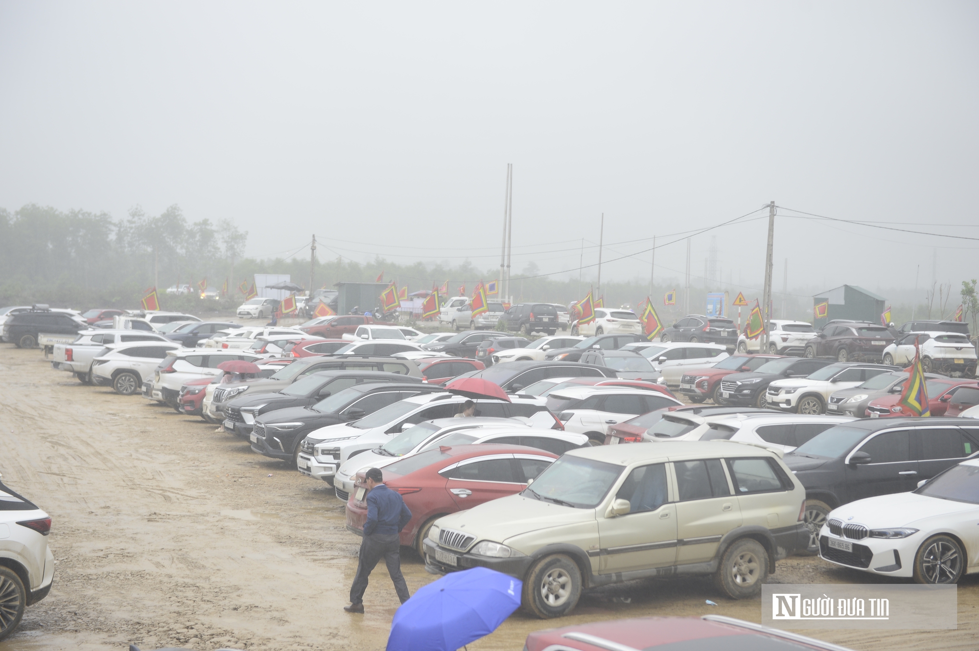 Trong màn mưa, dòng người vẫn đổ về "huyệt đạo thiêng" Am Tiên trước ngày 'mở cổng trời'- Ảnh 10.