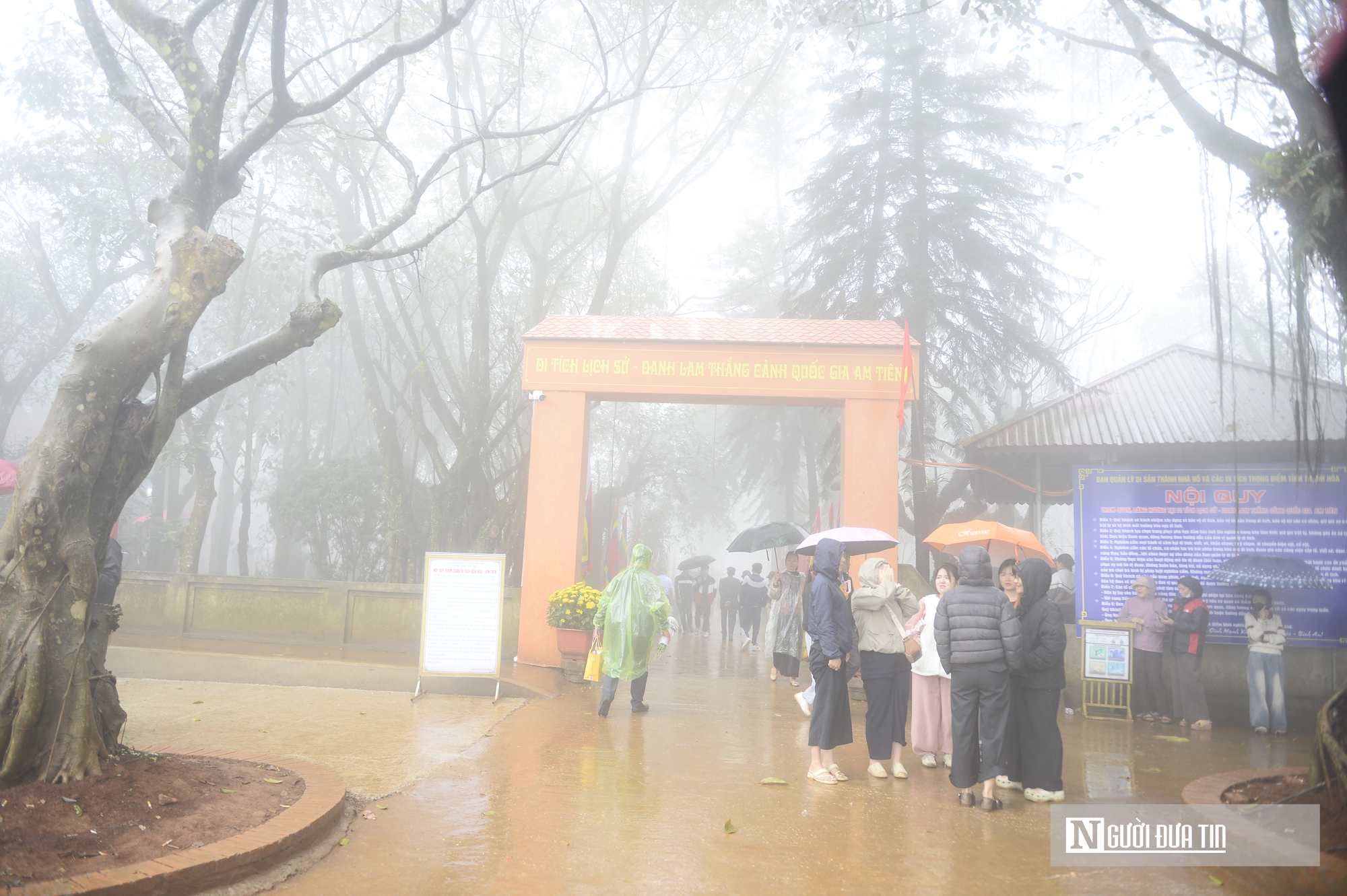 Trong màn mưa, dòng người vẫn đổ về "huyệt đạo thiêng" Am Tiên trước ngày 'mở cổng trời'- Ảnh 12.