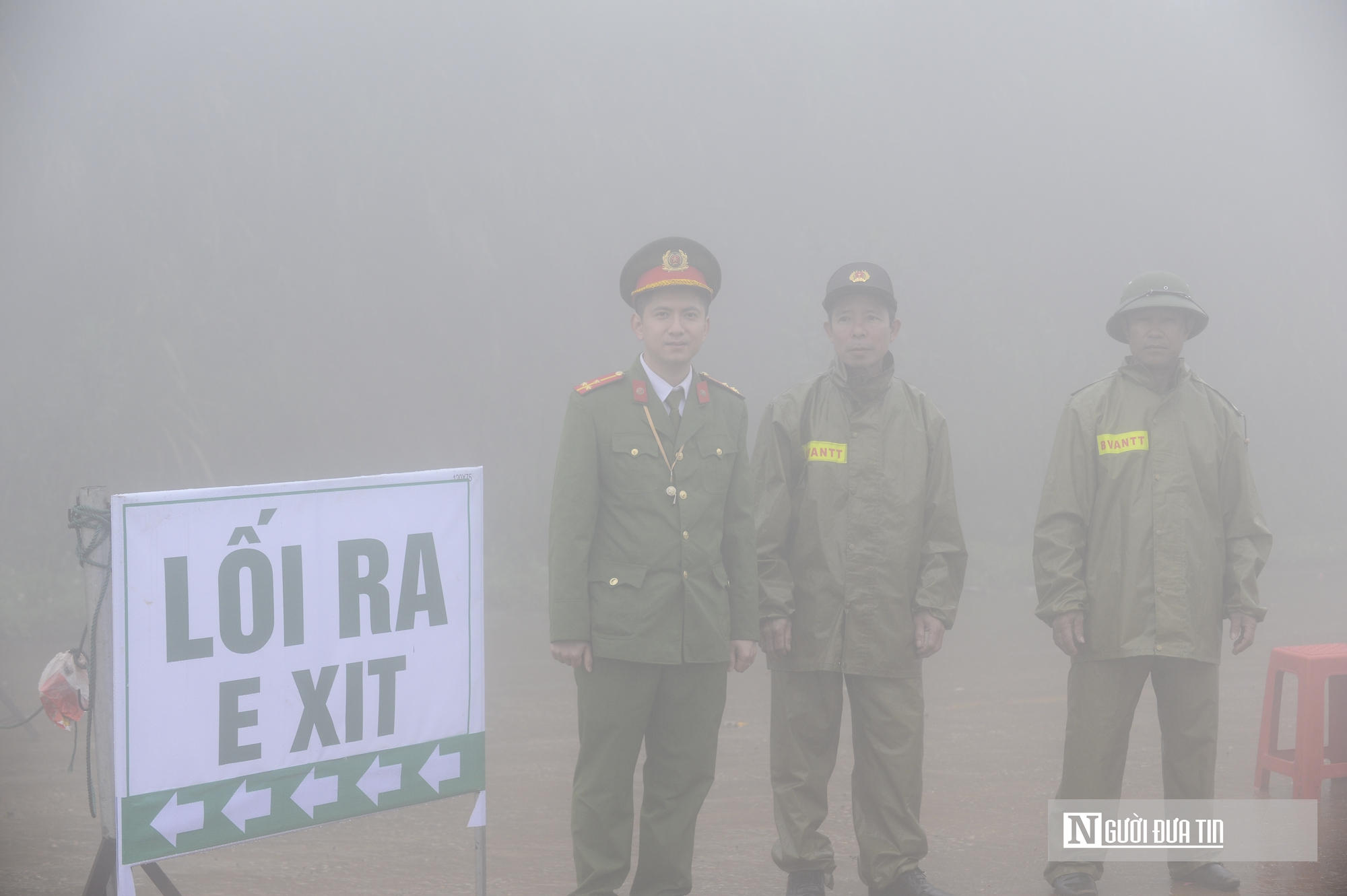 Trong màn mưa, dòng người vẫn đổ về "huyệt đạo thiêng" Am Tiên trước ngày 'mở cổng trời'- Ảnh 13.