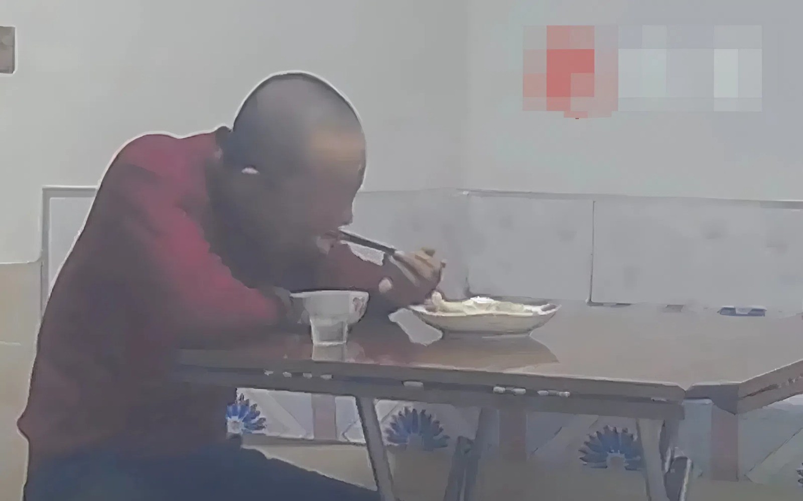 Cô gái lái xe 800 km về nhà sau khi thấy bố ăn bánh bao một mình đêm giao thừa