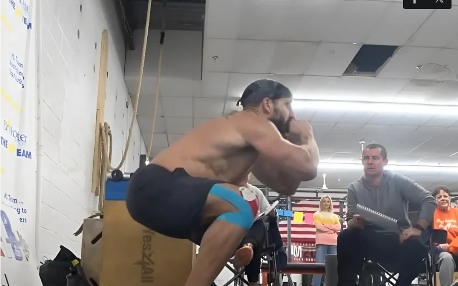 Người đàn ông Mỹ phá kỷ lục thế giới với 26.100 lần squat trong 24 giờ