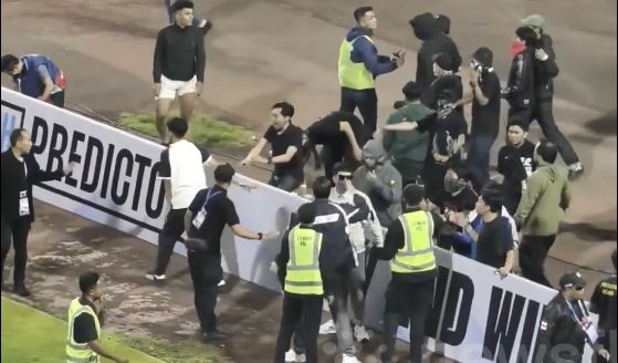 Cổ động vi&ecirc;n tức giận tr&agrave;n v&agrave;o s&acirc;n tấn c&ocirc;ng cầu thủ đối phương - Ảnh 1.